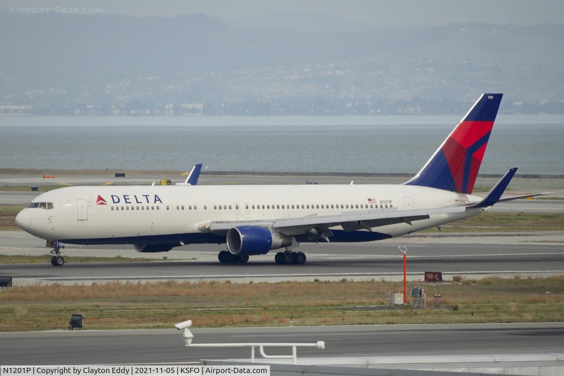 N1201P, 1998 Boeing 767-332 C/N 28458, Sky Terrace SFO 2021.