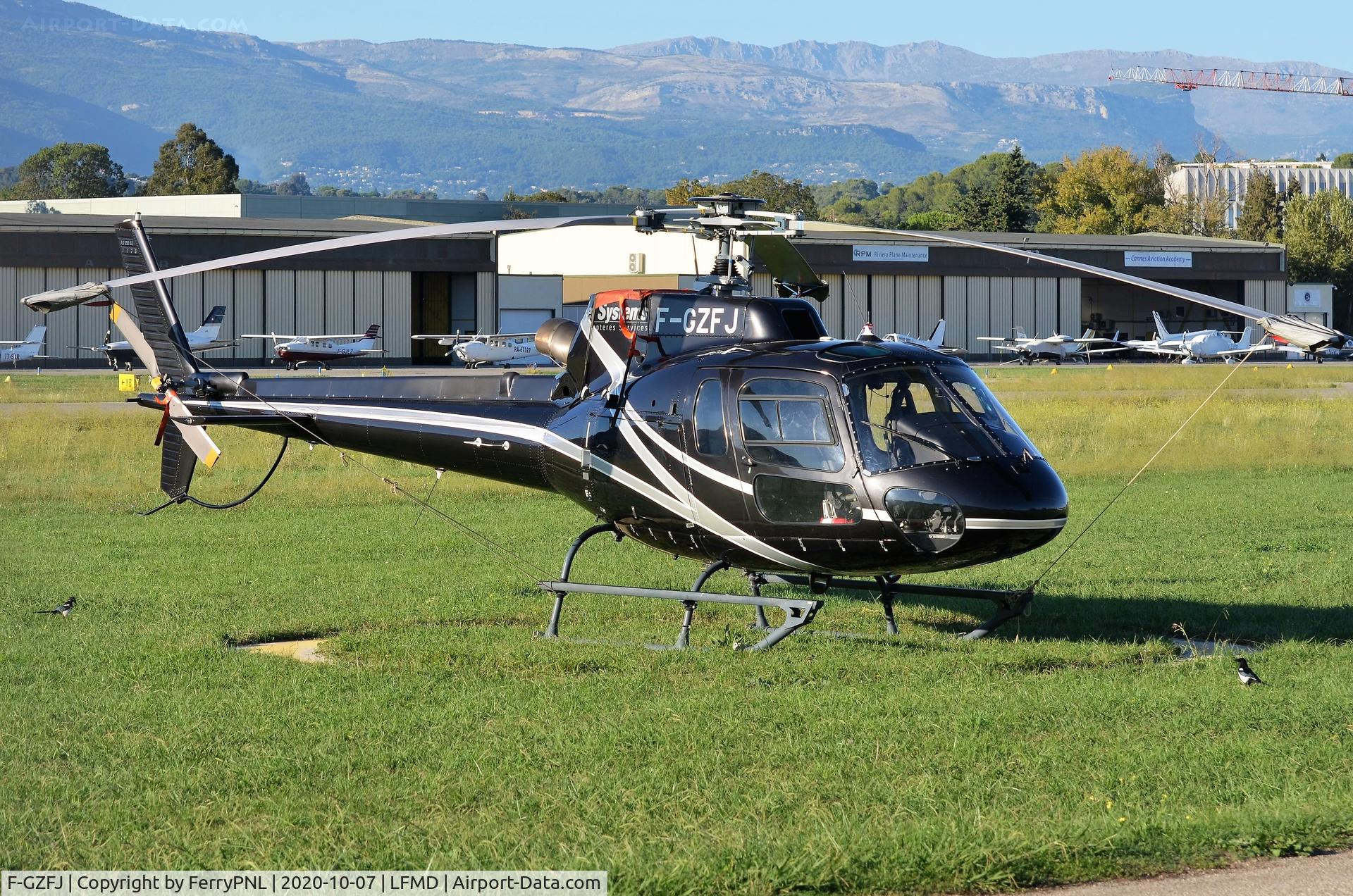 F-GZFJ, 2011 Eurocopter AS-350B-2 Ecureuil Ecureuil C/N 7179, AS350 parked in the sun of Southern France