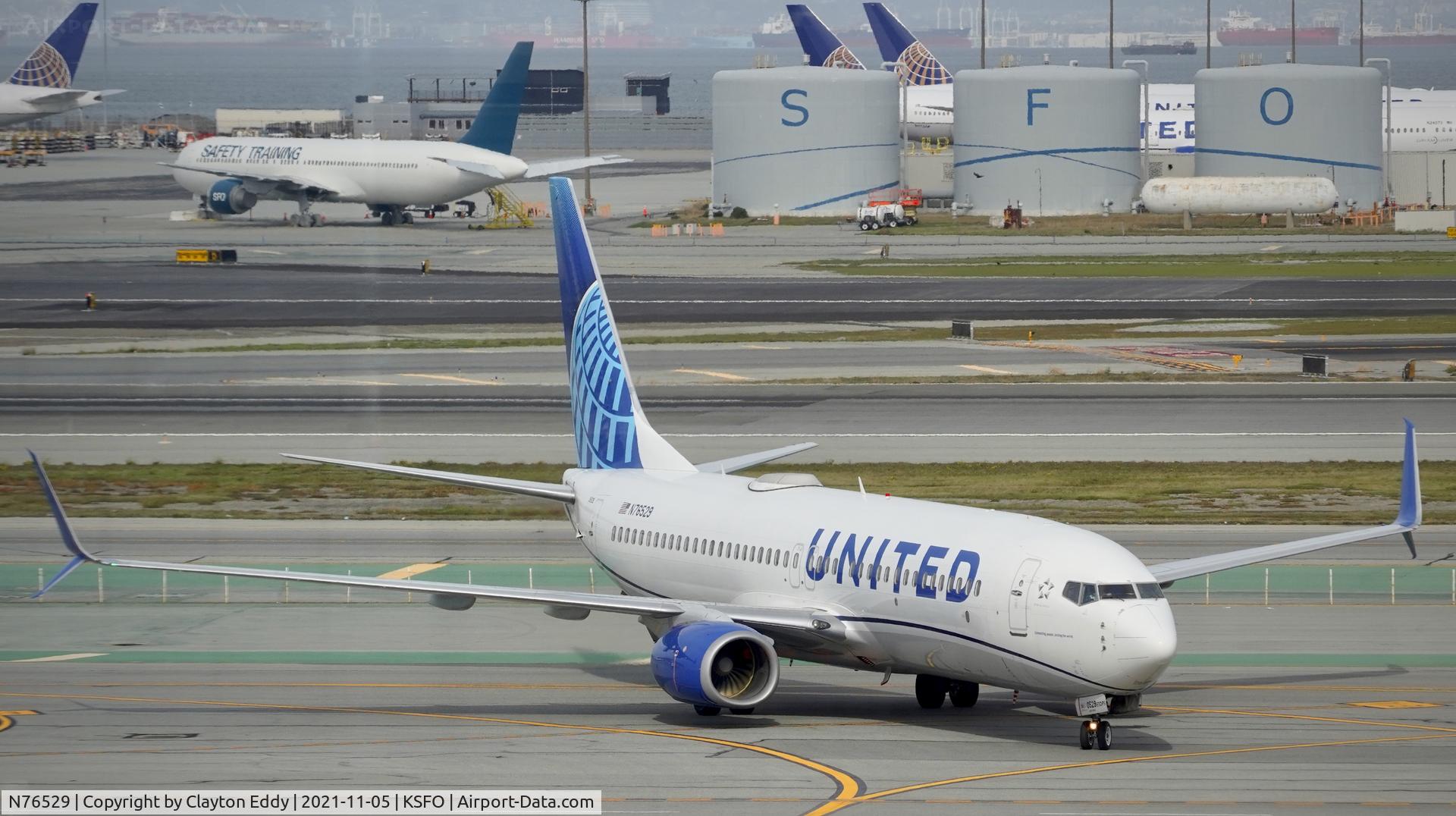 N76529, 2010 Boeing 737-824 C/N 31652, Sky Terrace SFO 2021.