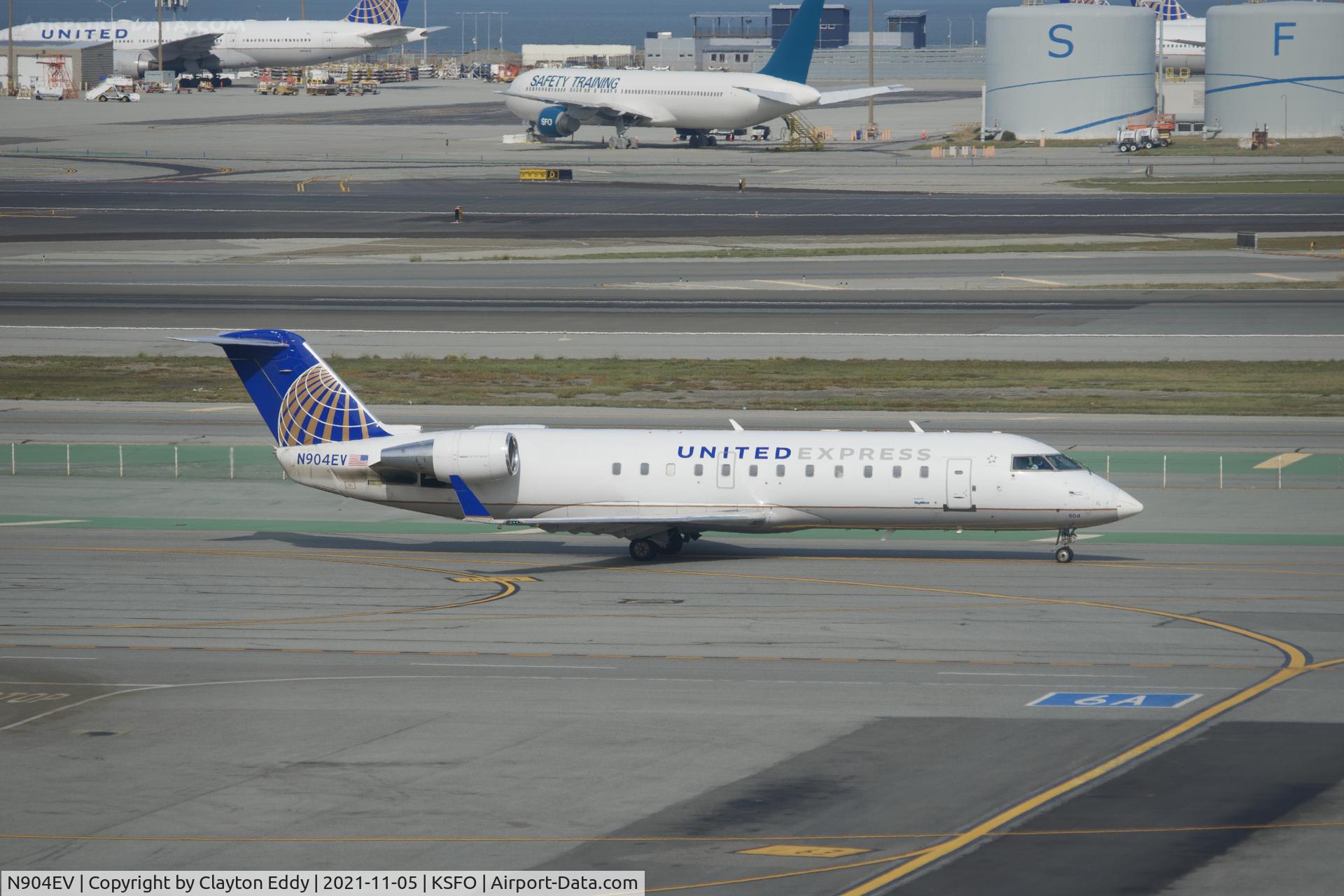 N904EV, 2002 Bombardier CRJ-200ER (CL-600-2B19) C/N 7628, Sky Terrace SFO 2021.