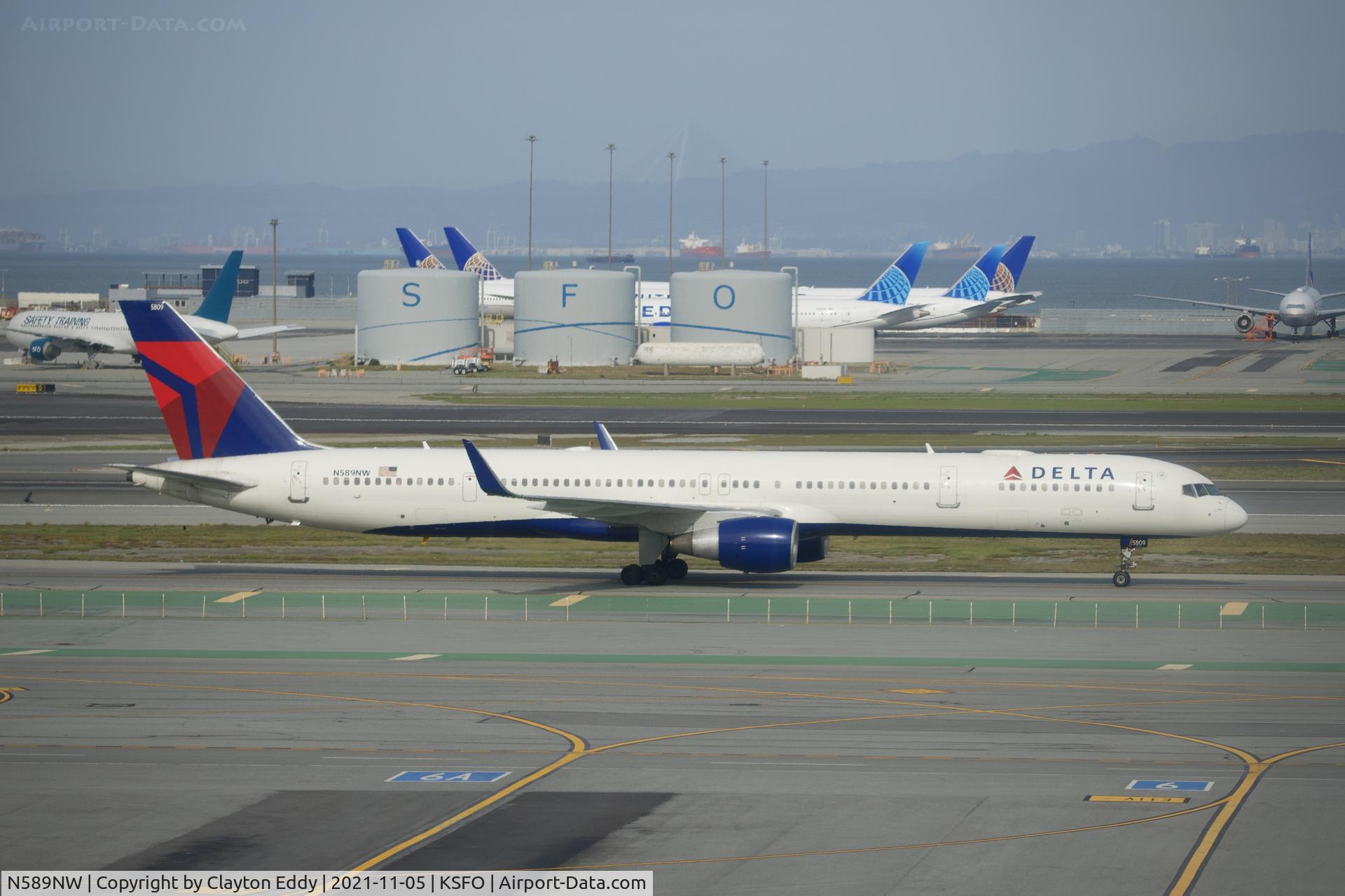 N589NW, 2003 Boeing 757-351 C/N 32989, Sky Terrace SFO 2021.