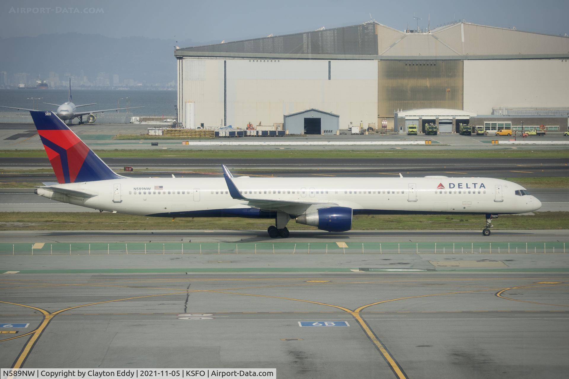 N589NW, 2003 Boeing 757-351 C/N 32989, Sky Terrace SFO 2021.