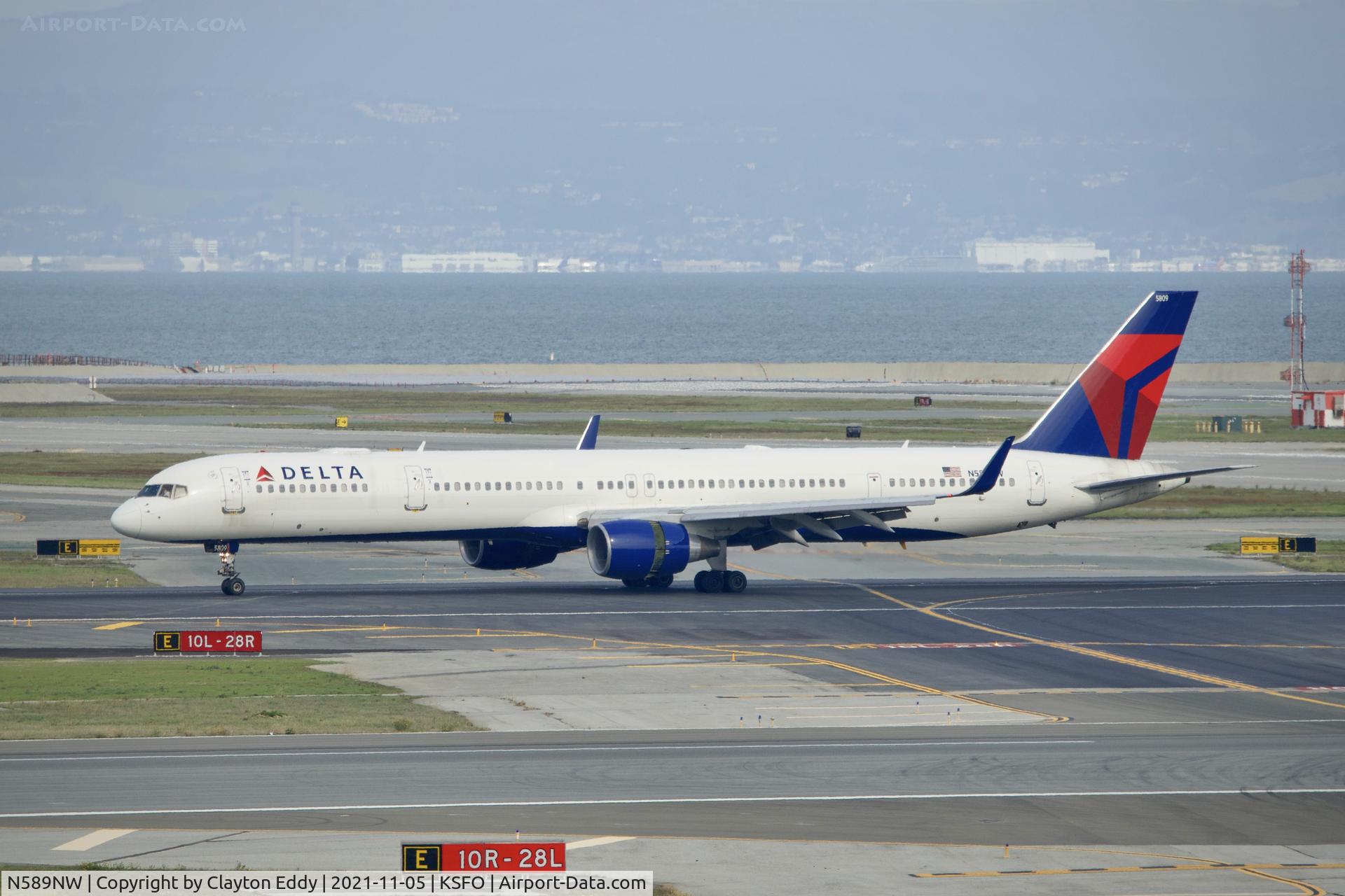 N589NW, 2003 Boeing 757-351 C/N 32989, Sky Terrace SFO 2021.