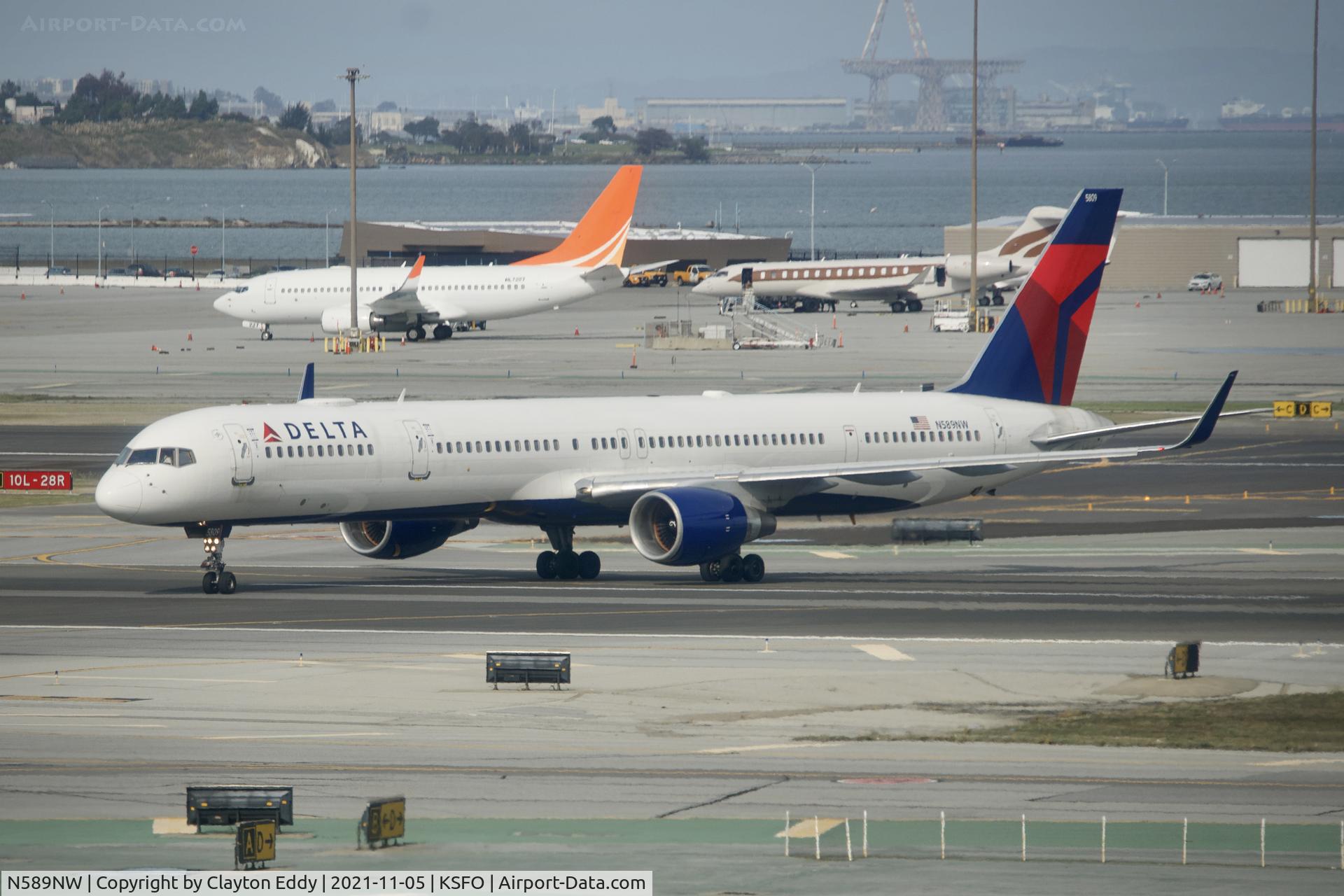 N589NW, 2003 Boeing 757-351 C/N 32989, Sky Terrace SFO 2021.