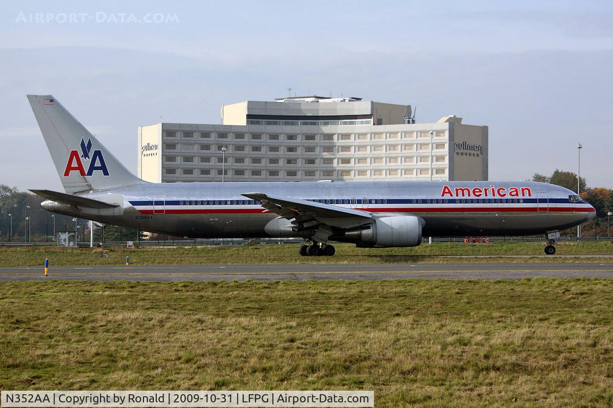 N352AA, 1988 Boeing 767-323ER C/N 24033, at cdg