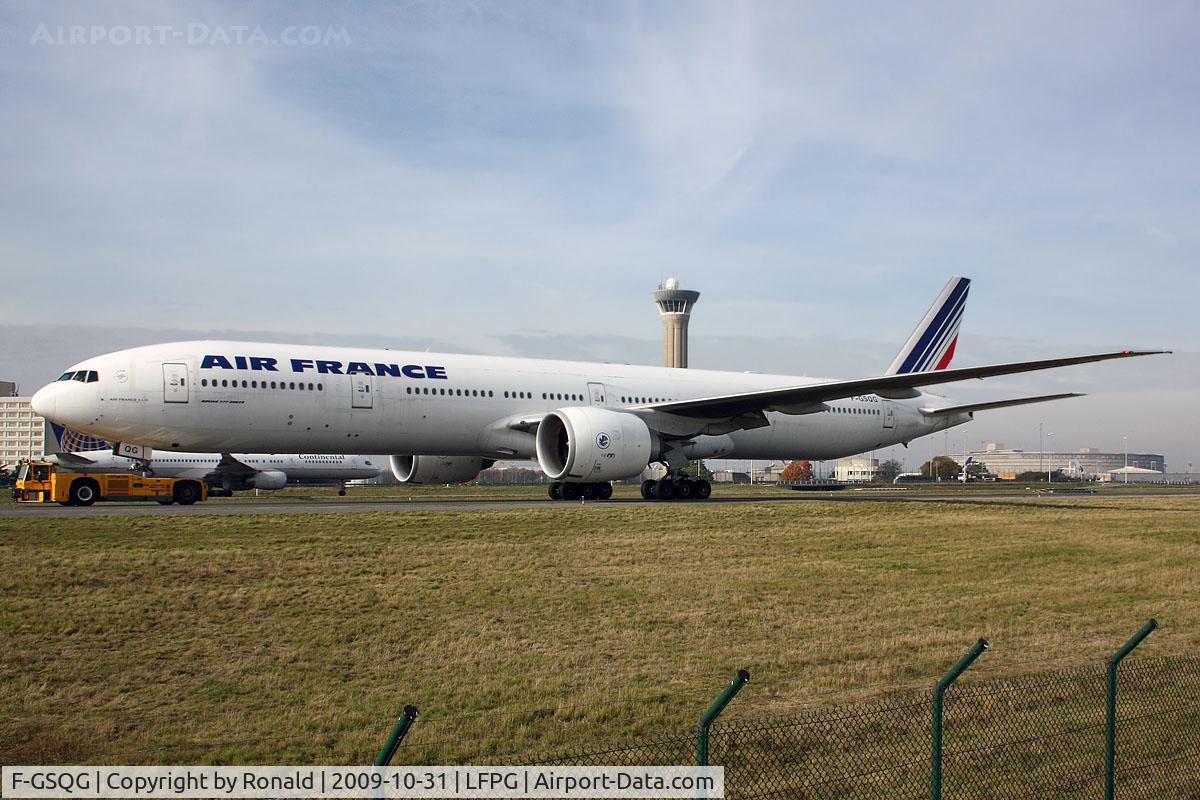 F-GSQG, 2004 Boeing 777-328/ER C/N 32850, at cdg