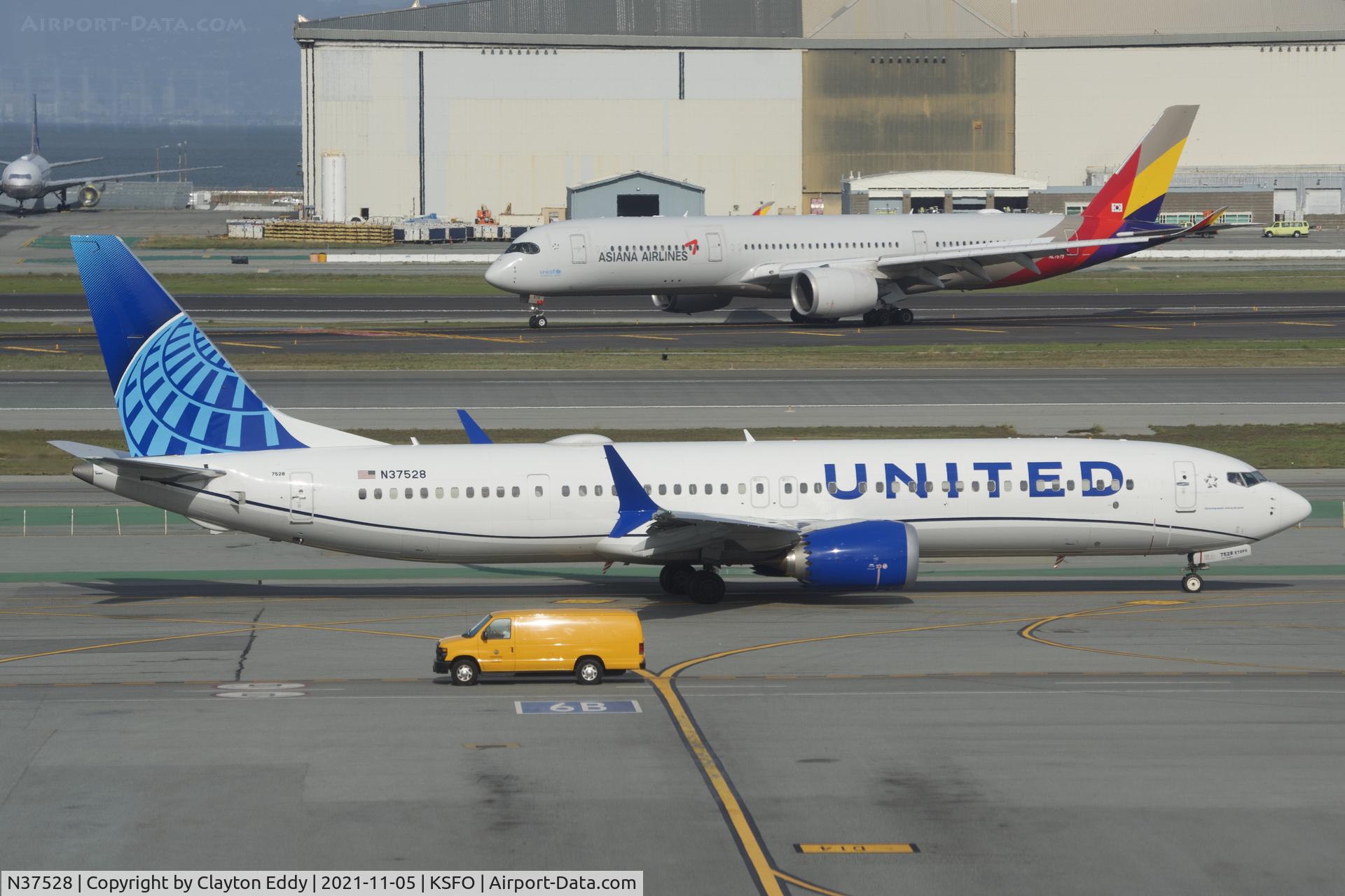 N37528, 2021 Boeing 737-9 MAX C/N 64502, Sky Terrace SFO 2021.