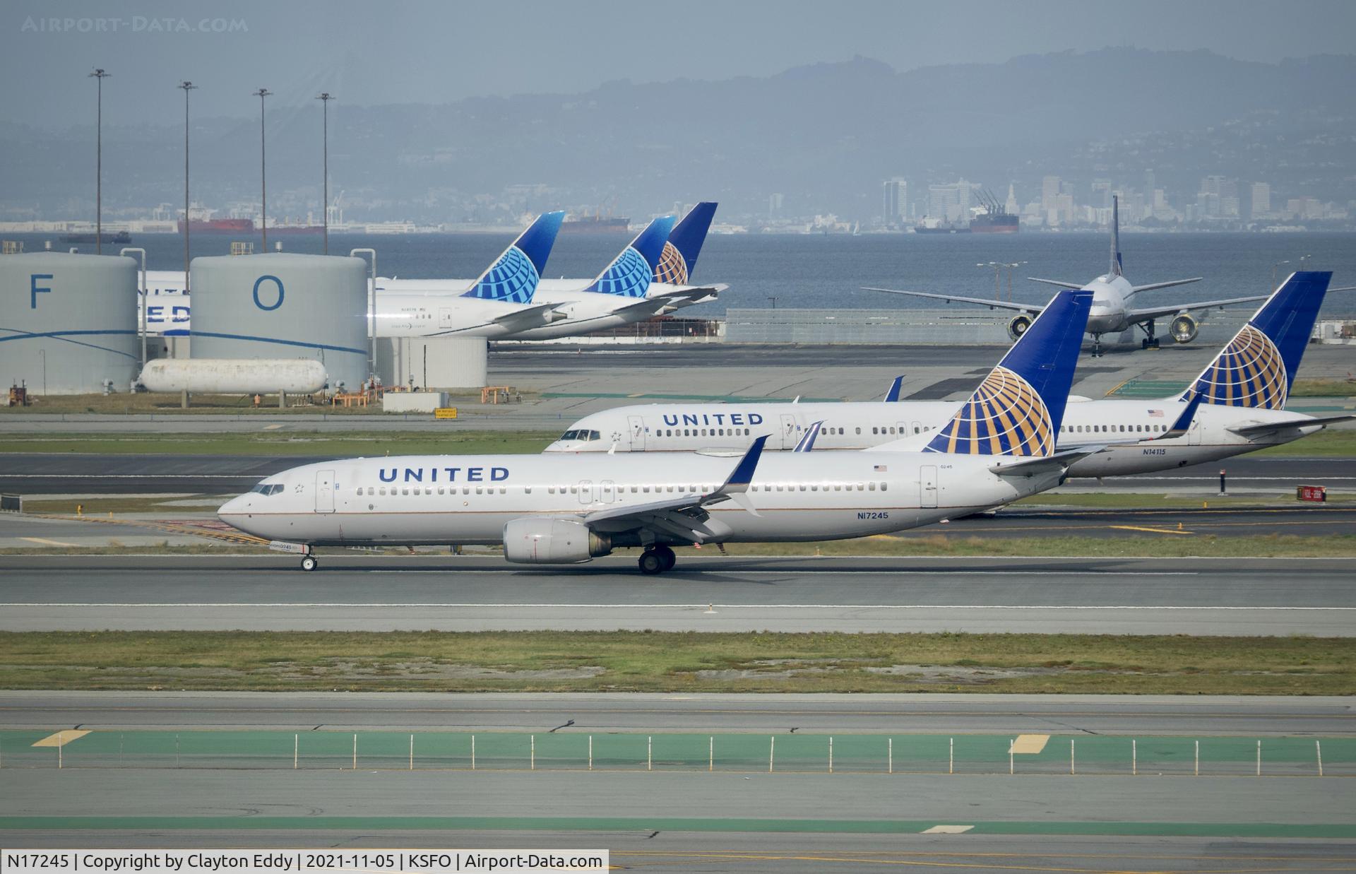 N17245, 1999 Boeing 737-824 C/N 28955, Sky Terrace SFO 2021.
