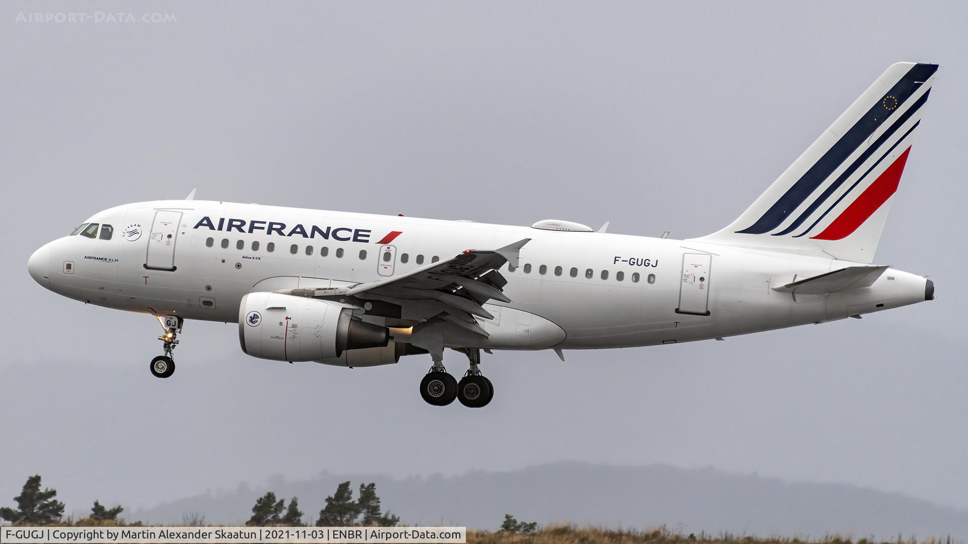 F-GUGJ, 2005 Airbus A318-111 C/N 2582, Landing rwy. 17.