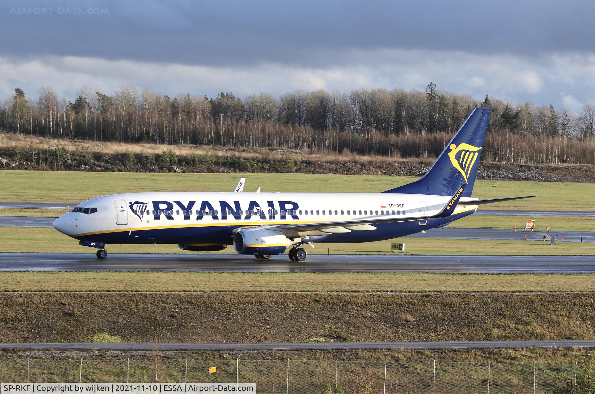SP-RKF, 2016 Boeing 737-8AS C/N 44749, TWY W