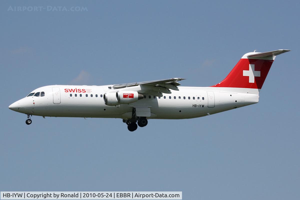 HB-IYW, 1999 British Aerospace Avro 146-RJ100 C/N E3359, at bru