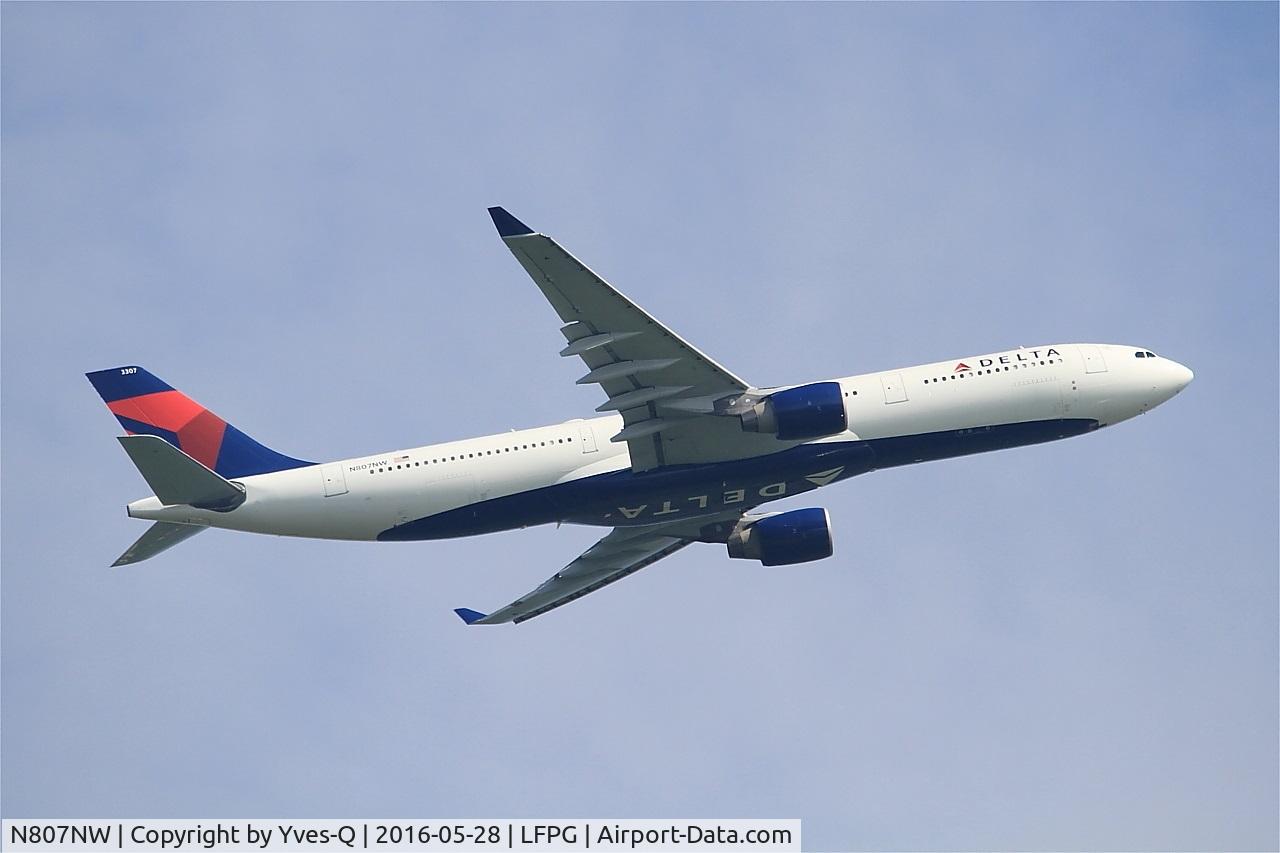 N807NW, 2004 Airbus A330-323 C/N 0588, Airbus A330-323, Climbing from rwy 06R, Roissy Charles De Gaulle airport (LFPG-CDG)