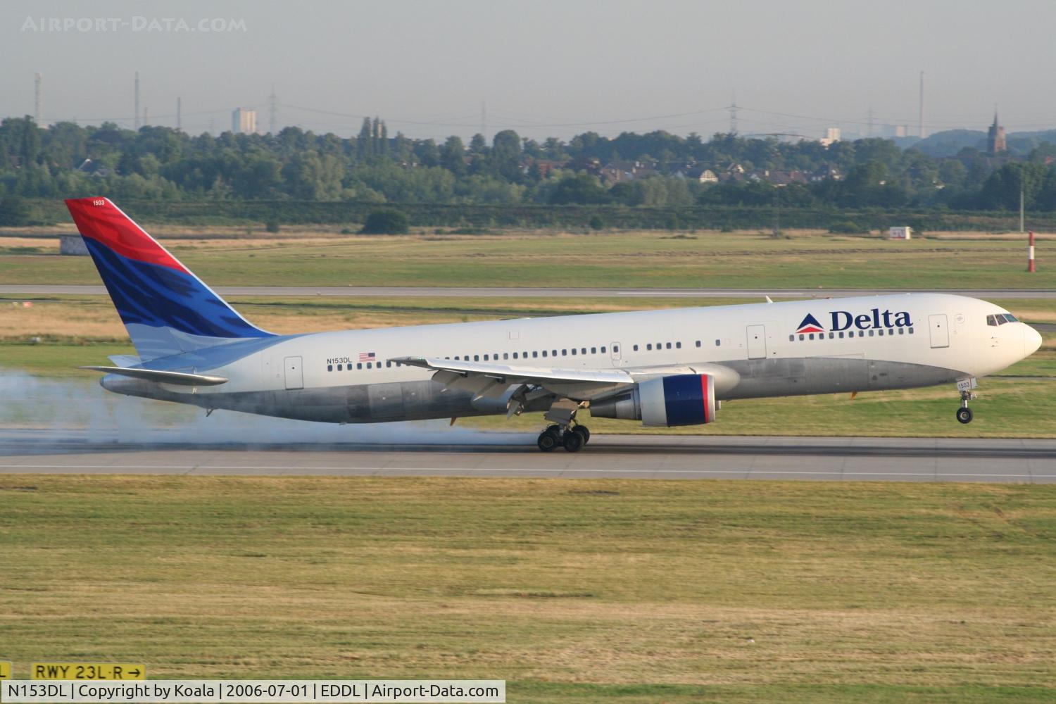 N153DL, 1990 Boeing 767-3P6 C/N 24985, Touch down from ATL