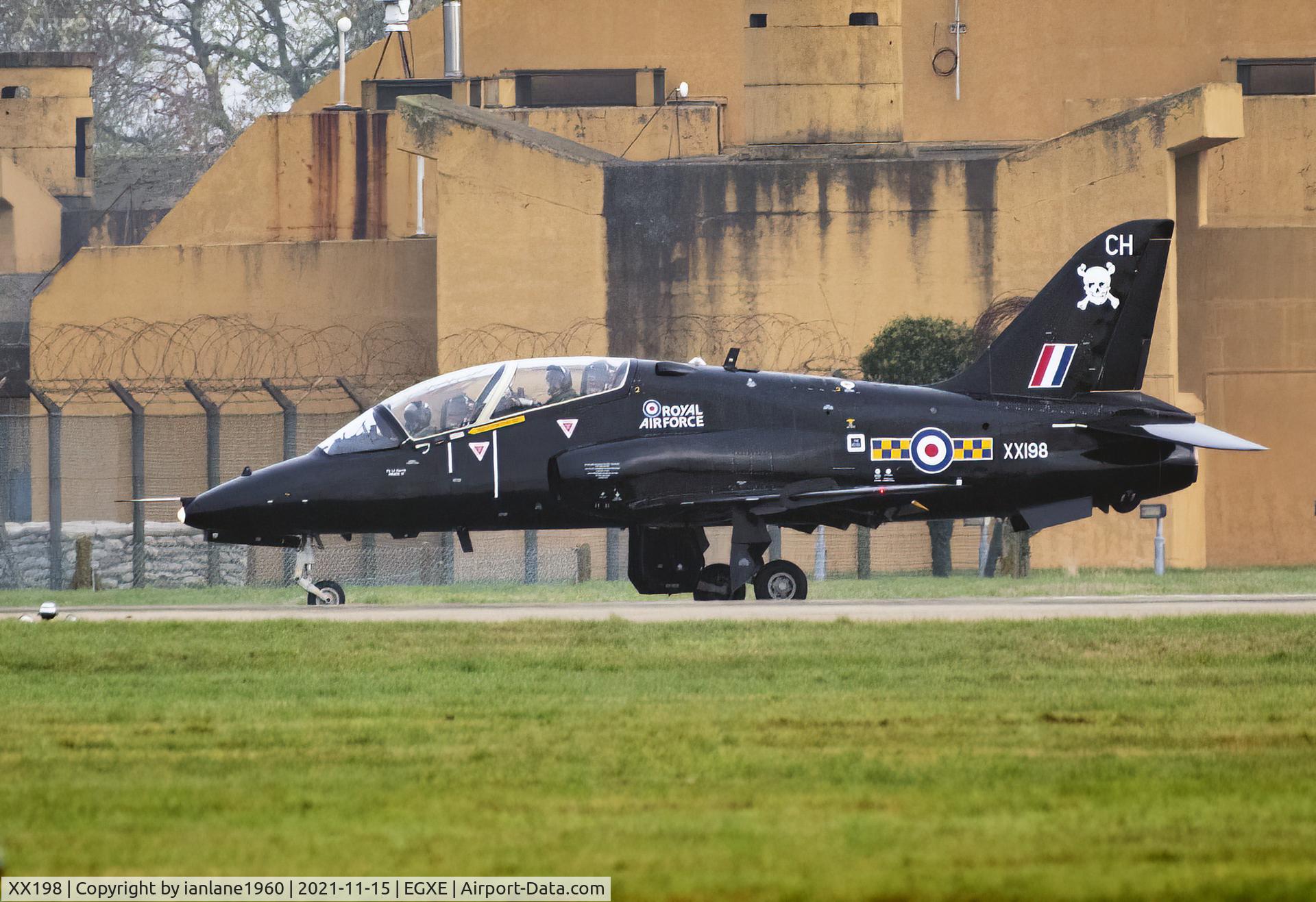 XX198, 1978 Hawker Siddeley Hawk T.1A C/N 045/312045, Taxiing to 16 threshold