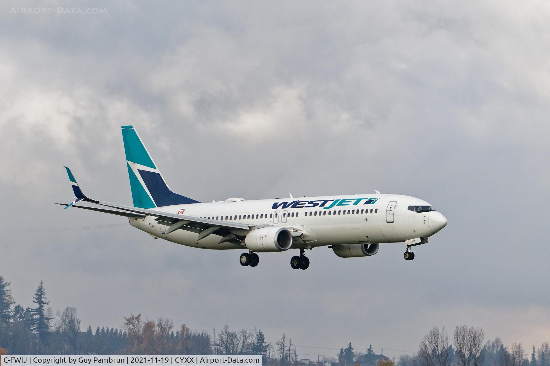 C-FWIJ, 2012 Boeing 737-8CT C/N 39072, Landing on 07