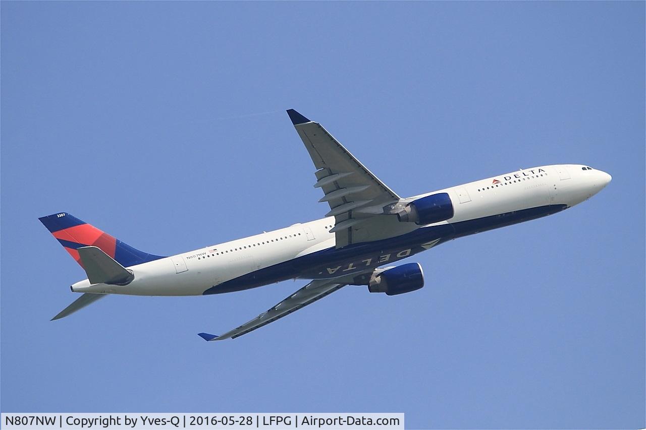 N807NW, 2004 Airbus A330-323 C/N 0588, Airbus A330-323, Climbing from rwy 06R, Roissy Charles De Gaulle airport (LFPG-CDG)