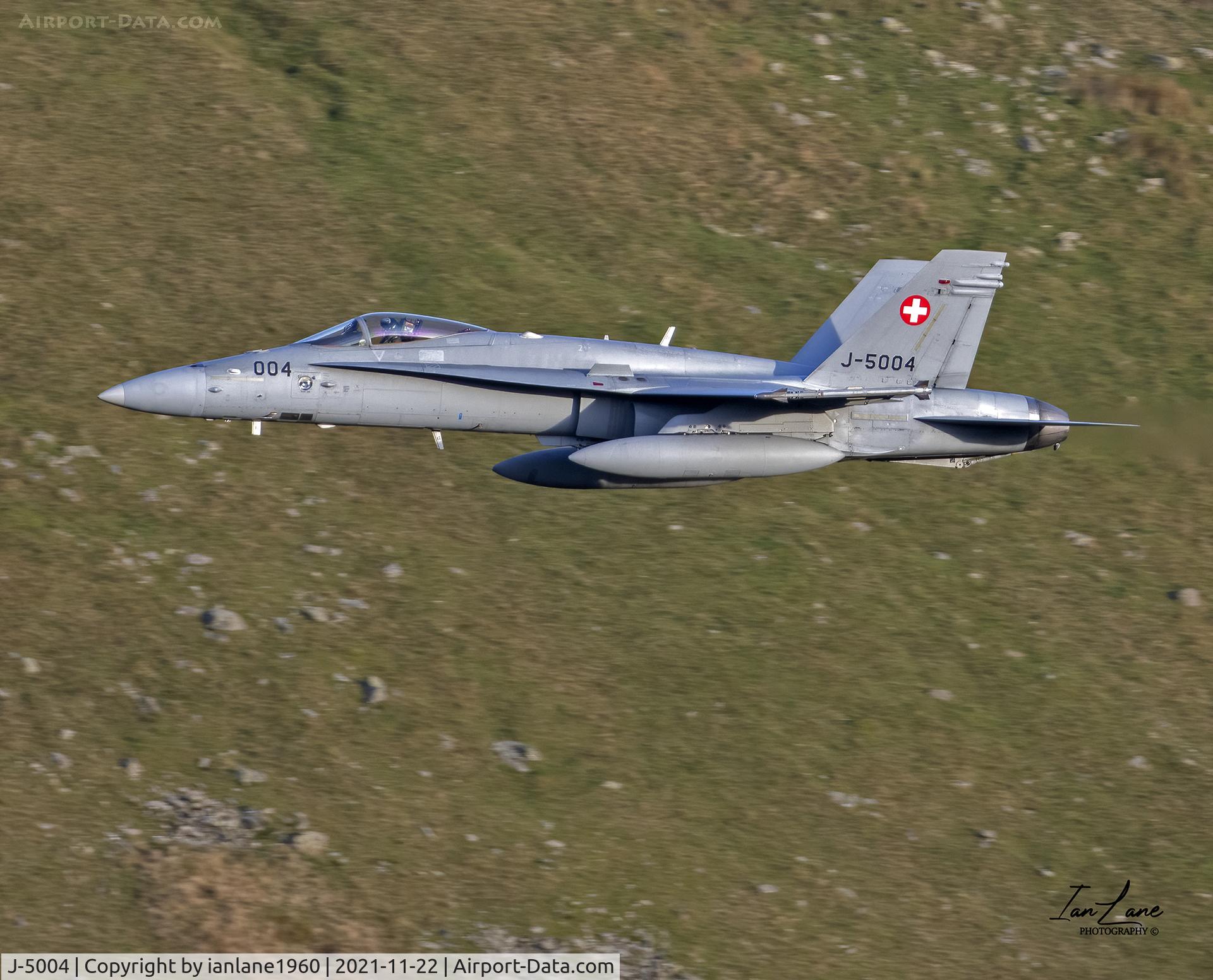 J-5004, 1997 McDonnell Douglas F/A-18C Hornet C/N 1320/SFC004, Low level LFA17
