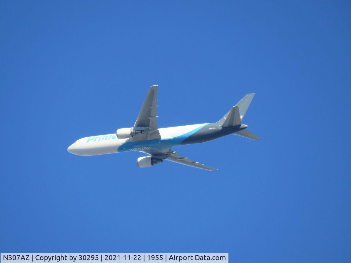 N307AZ, 1997 Boeing 767-338/ER C/N 28725, Taking off