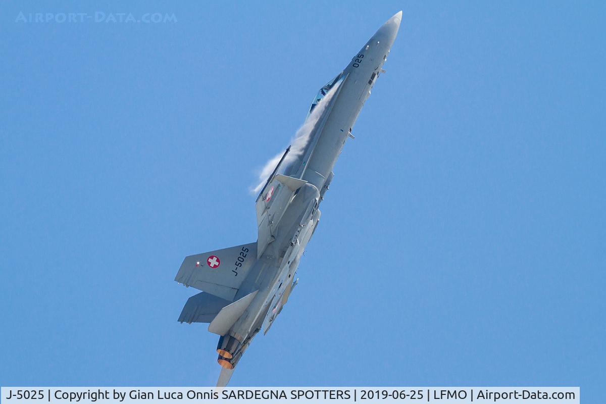 J-5025, McDonnell Douglas F/A-18C Hornet C/N 1374/SFC025, Vertical Climb