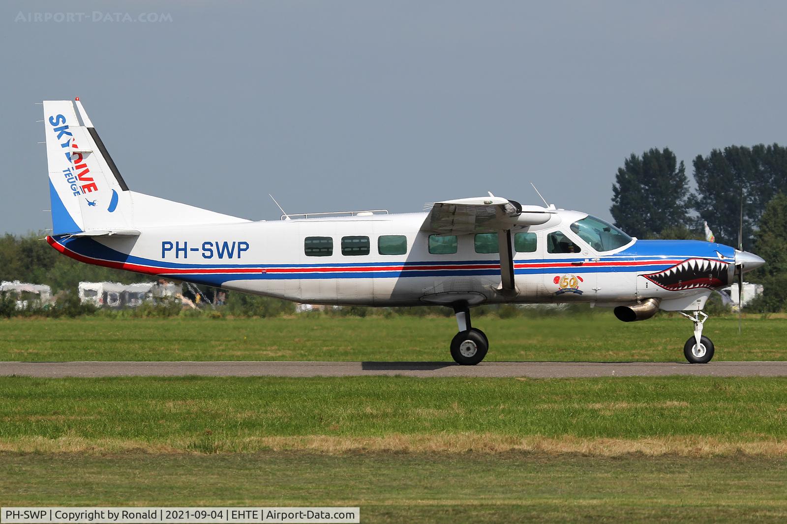 PH-SWP, 2005 Cessna 208B Super Cargomaster C/N 208B1124, at teuge