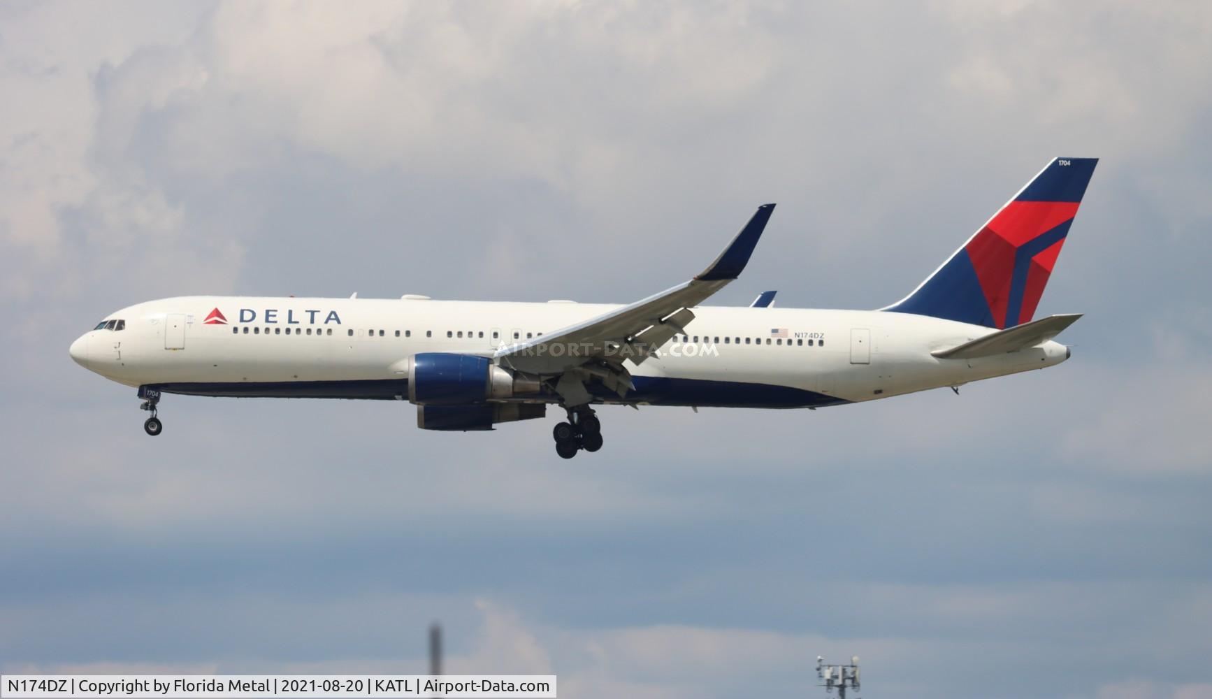 N174DZ, 1998 Boeing 767-332 C/N 29693, Delta