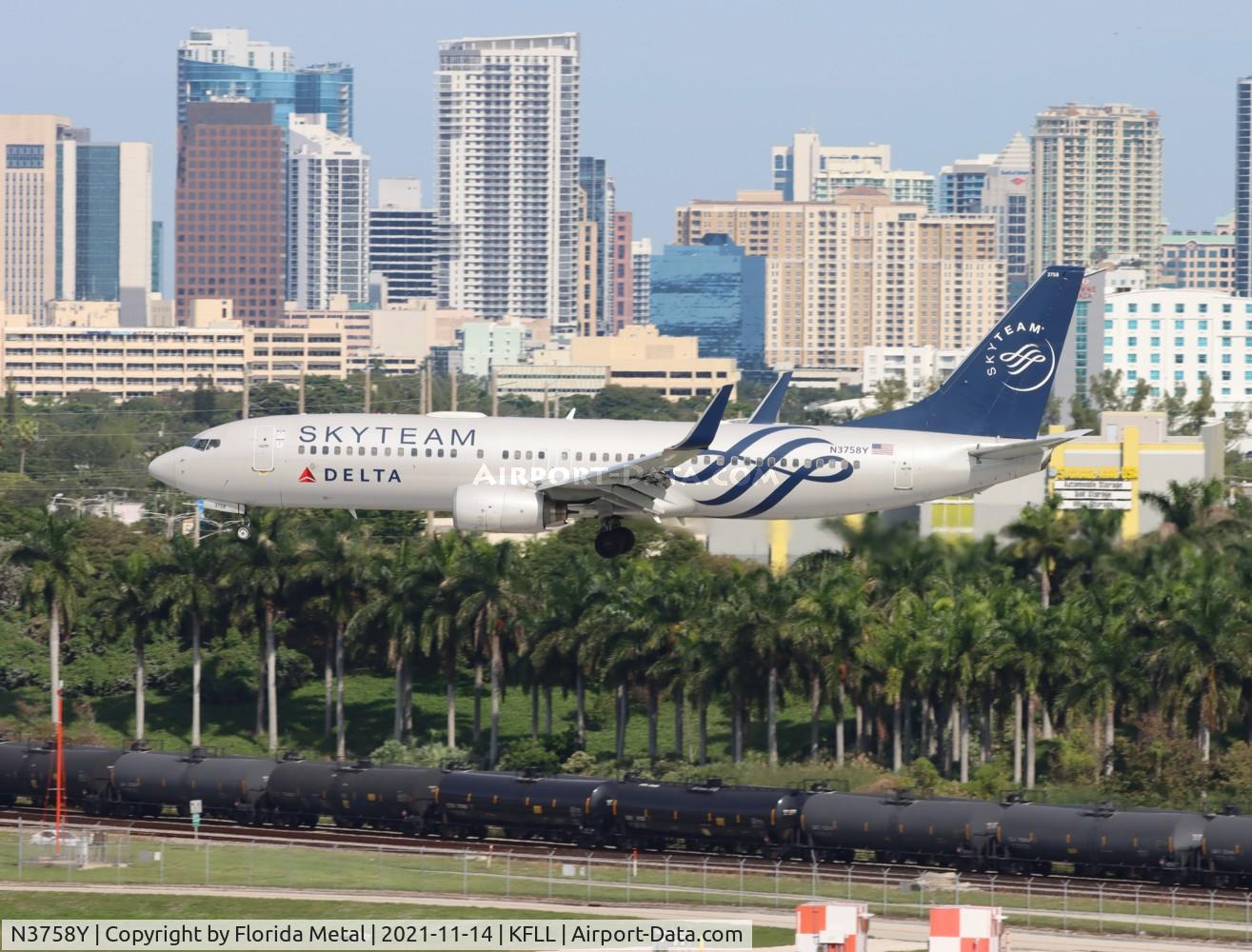 N3758Y, 2001 Boeing 737-832 C/N 30814, Delta