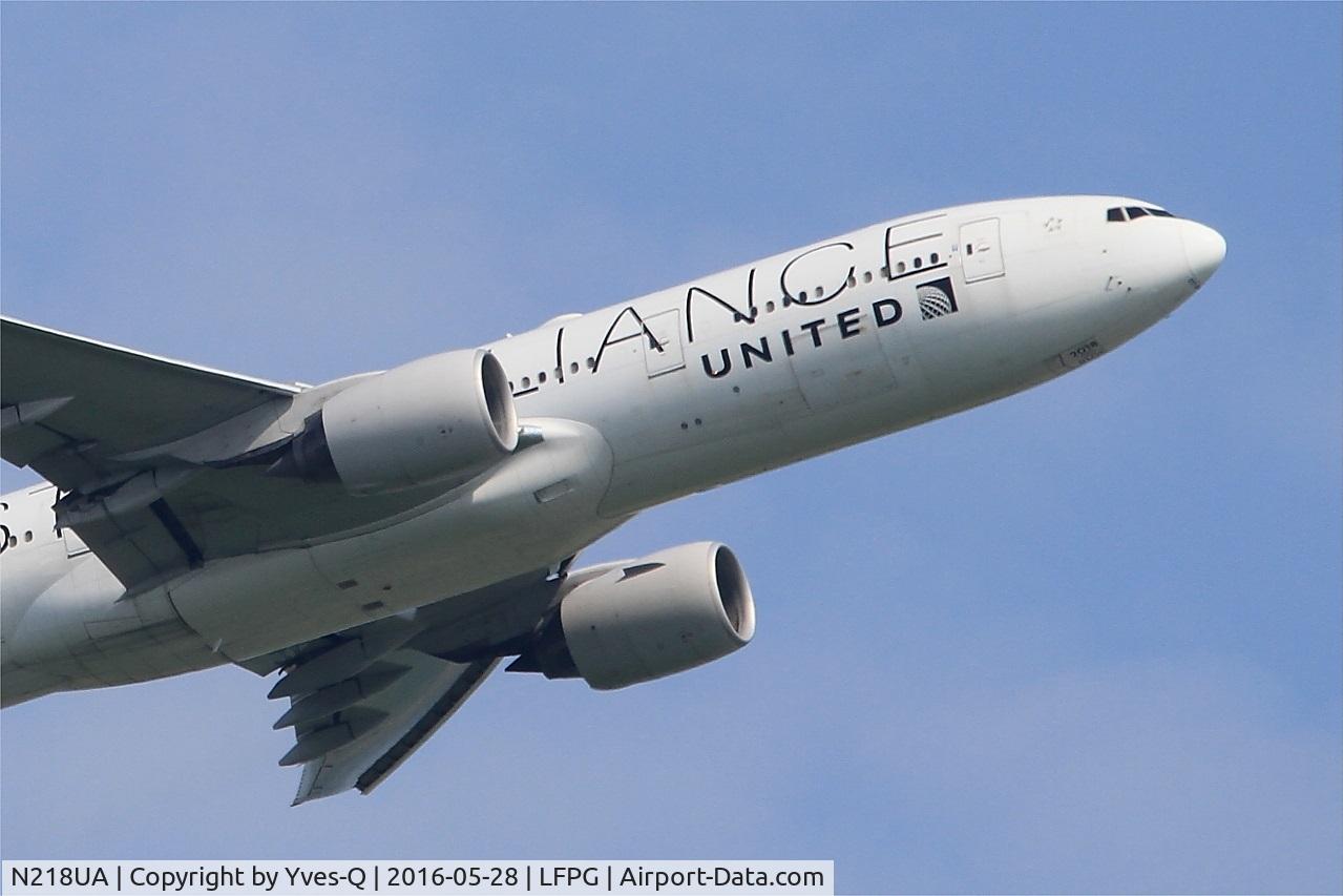 N218UA, 2001 Boeing 777-222 C/N 30222, Boeing 777-222, Climbing from rwy 08L, Roissy Charles De Gaulle airport (LFPG-CDG)