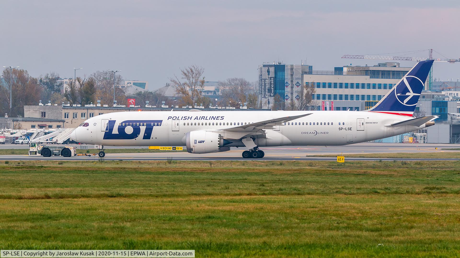 SP-LSE, 2019 Boeing 787-9 Dreamliner C/N 62173, Boeing 787-9 Dreamliner podczas przeci?gania pod r?kaw.