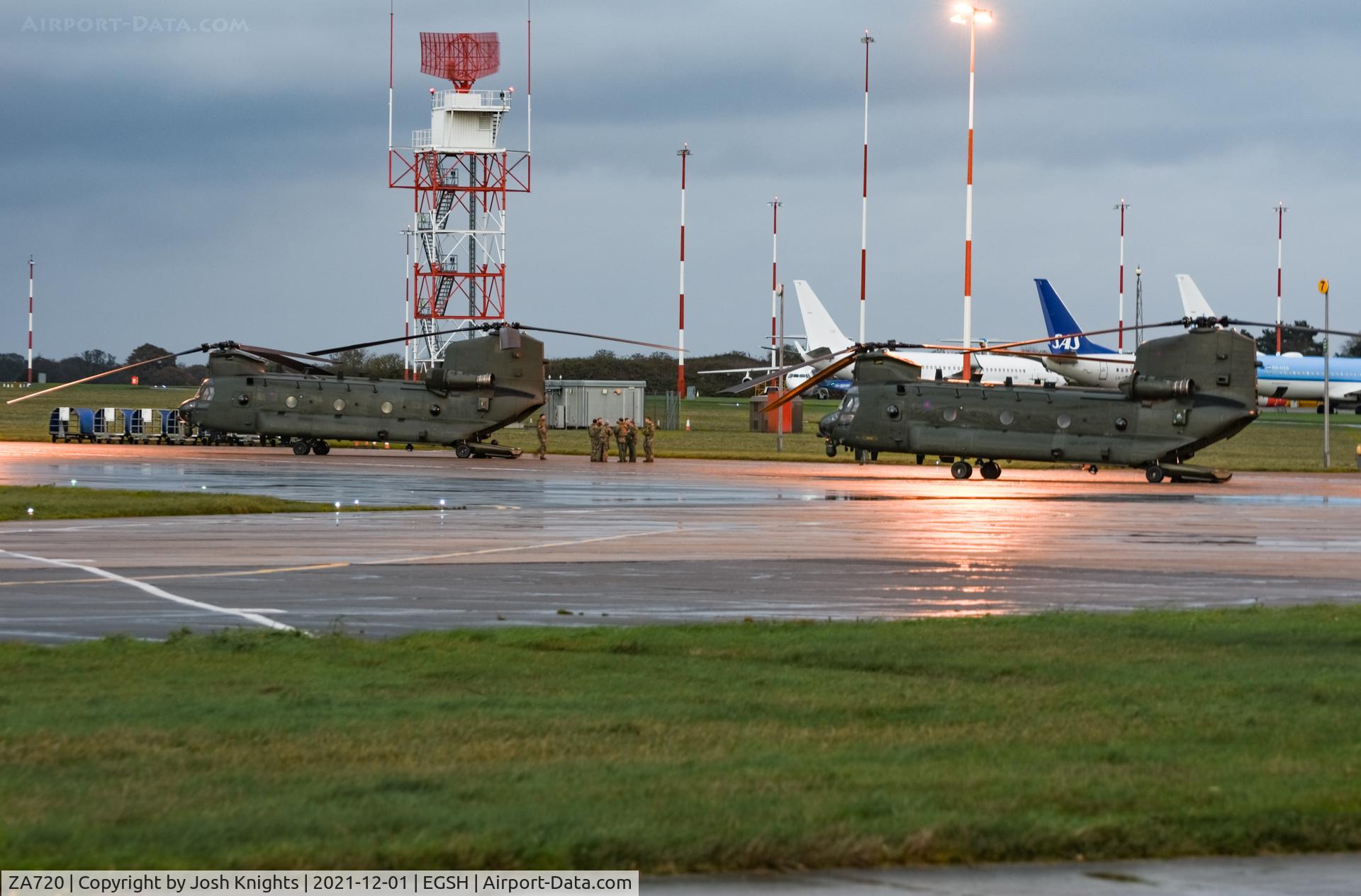 ZA720, Boeing Vertol Chinook HC.1 C/N MA032/M7020, ZA720 & ZK562 Receiving Fuel.