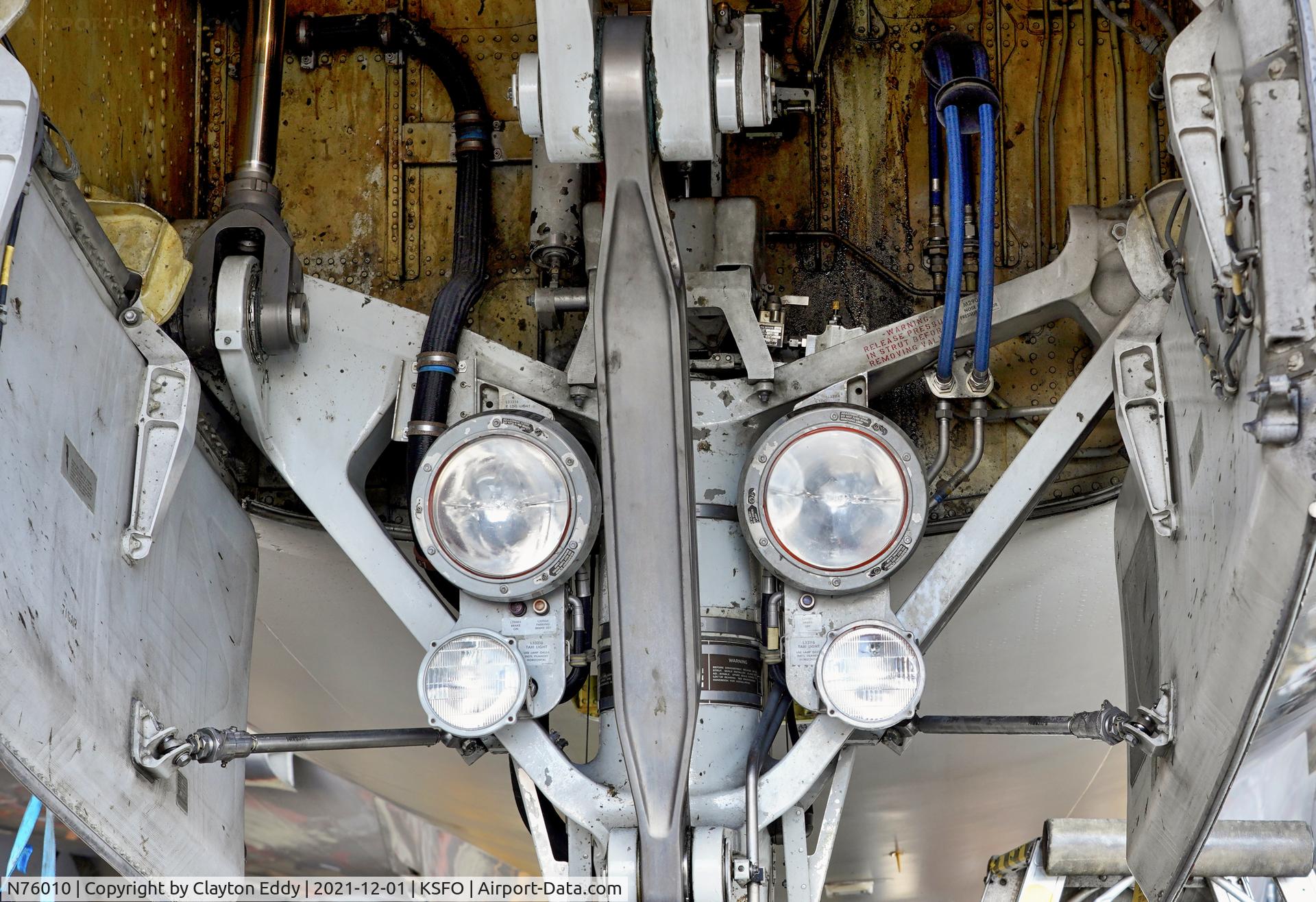 N76010, 1999 Boeing 777-224/ER C/N 29480, Nose gear SFO 2021.