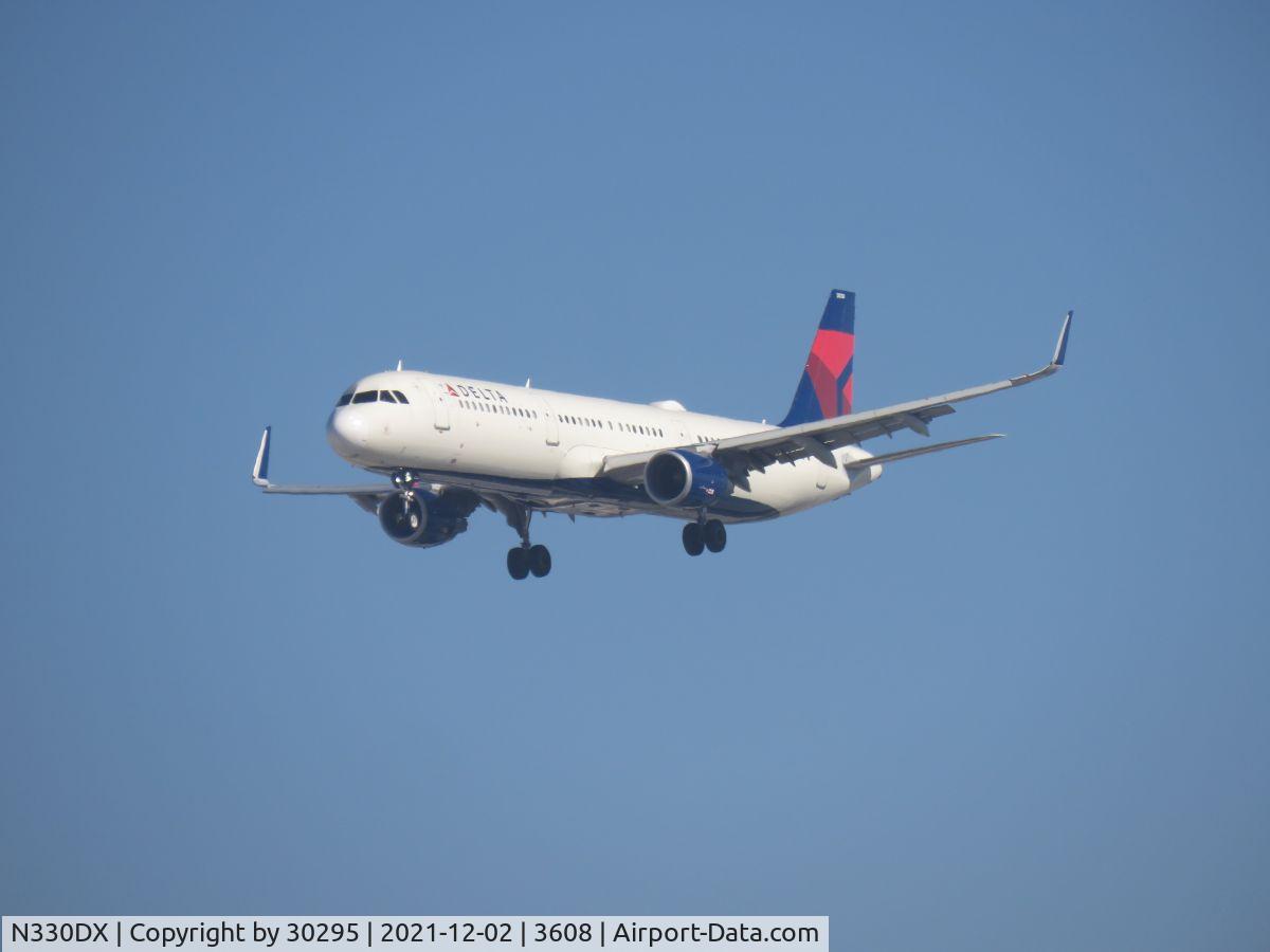 N330DX, 2017 Airbus A321-211 C/N 7896, On approach