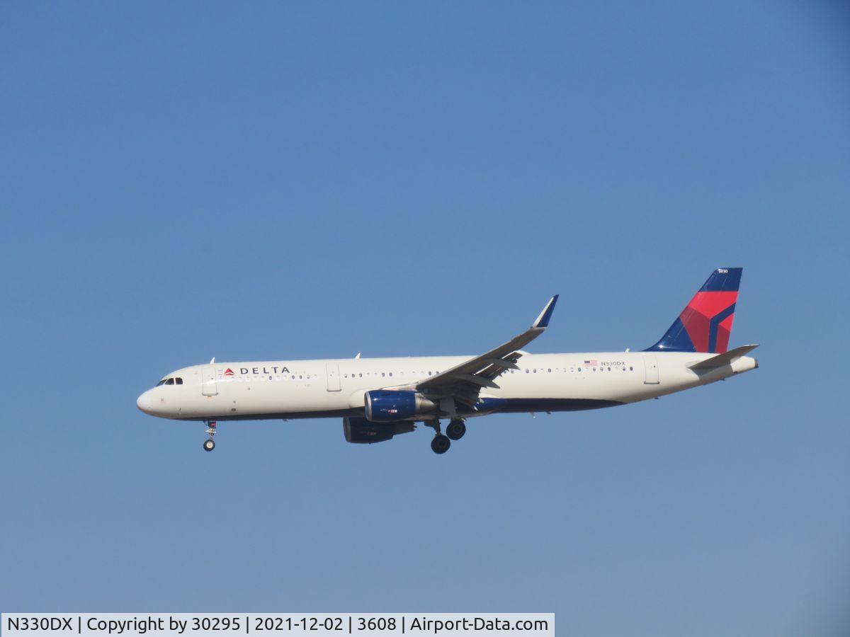 N330DX, 2017 Airbus A321-211 C/N 7896, Landing