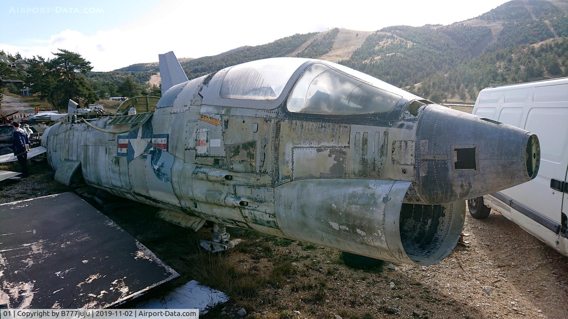 01, Vought F-8A Crusader Crusader C/N 86, store at Gréolières les Neiges