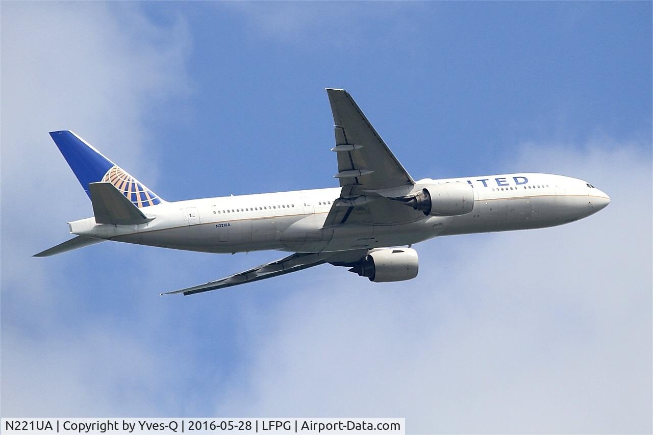 N221UA, 2001 Boeing 777-222 C/N 30552, Boeing 777-222, Climbing from rwy 06R, Roissy Charles De Gaulle airport (LFPG-CDG)