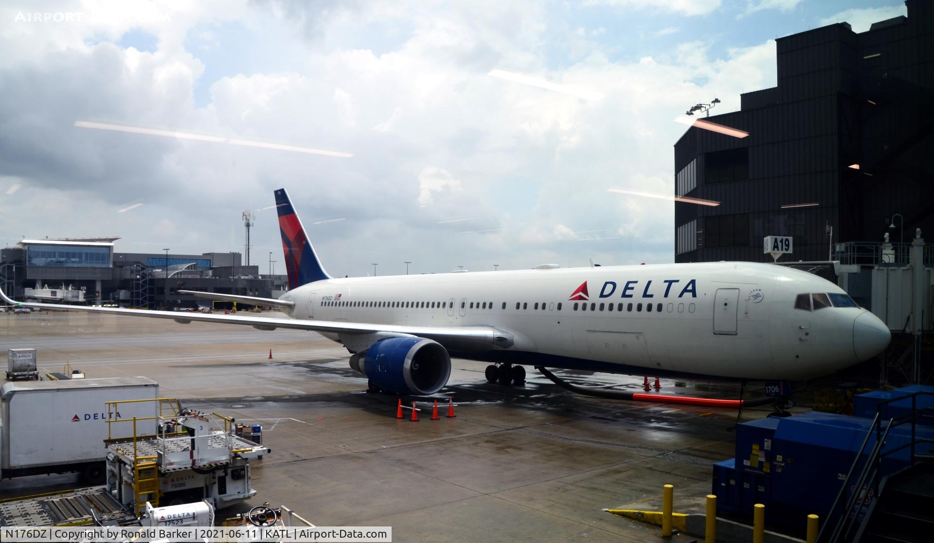 N176DZ, 1999 Boeing 767-332 C/N 29697, Gate A 19 ATL