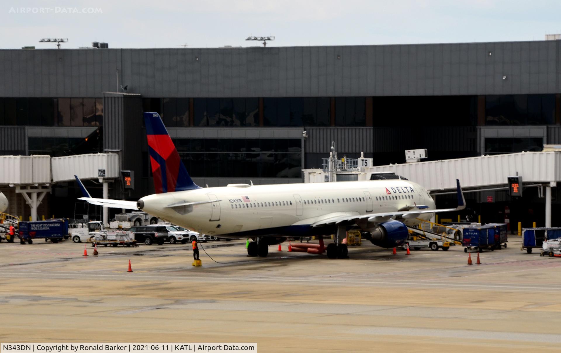 N343DN, 2018 Airbus A321-211 C/N 8200, Gate T-5 ATL