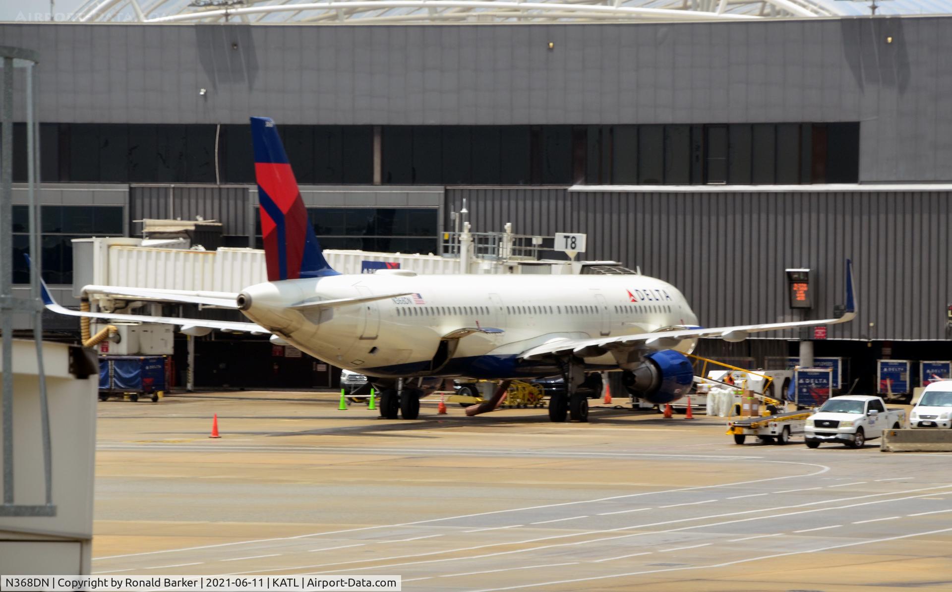 N368DN, 2019 Airbus A321-211 C/N 8695, Gate T-8 ATL