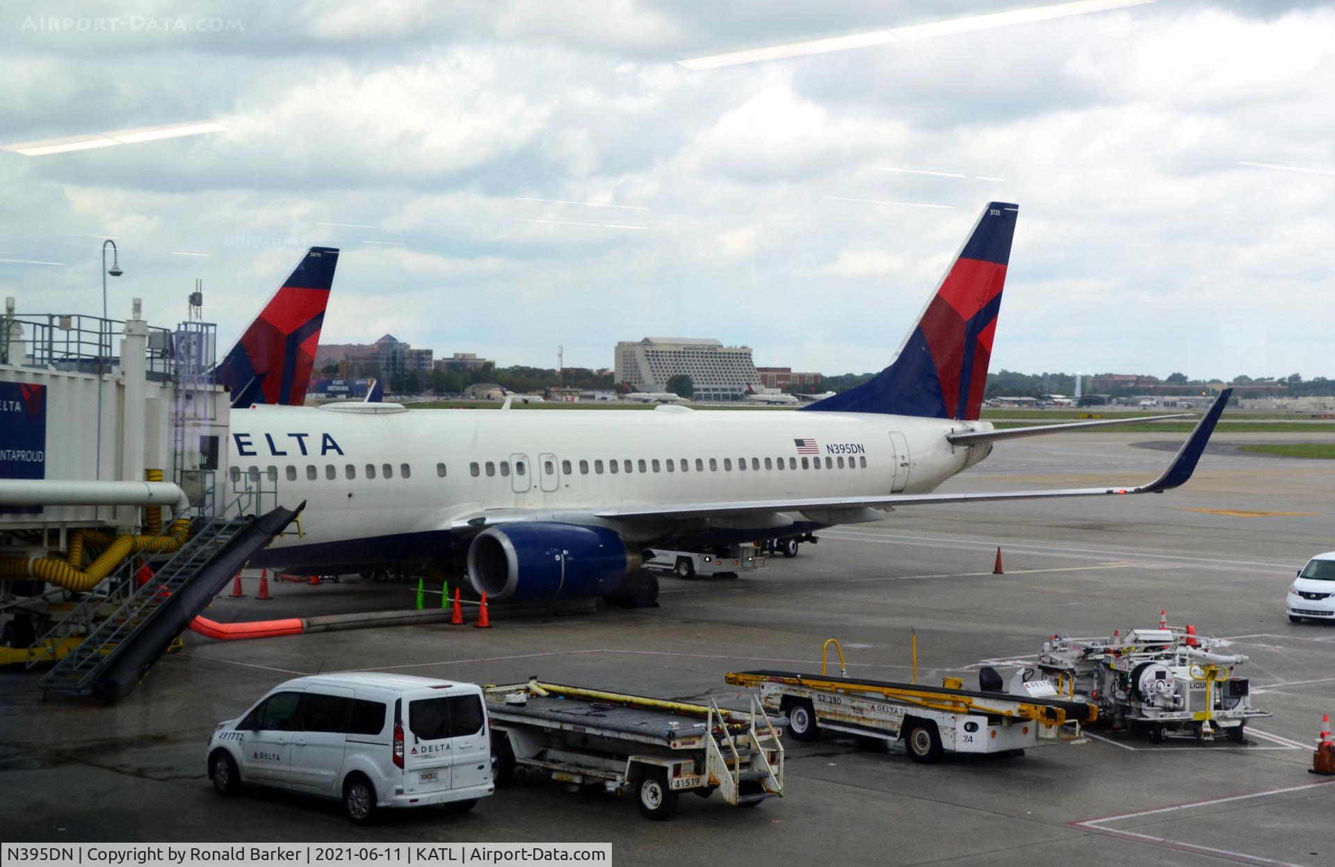 N395DN, 2000 Boeing 737-832 C/N 30773, At gate ATL