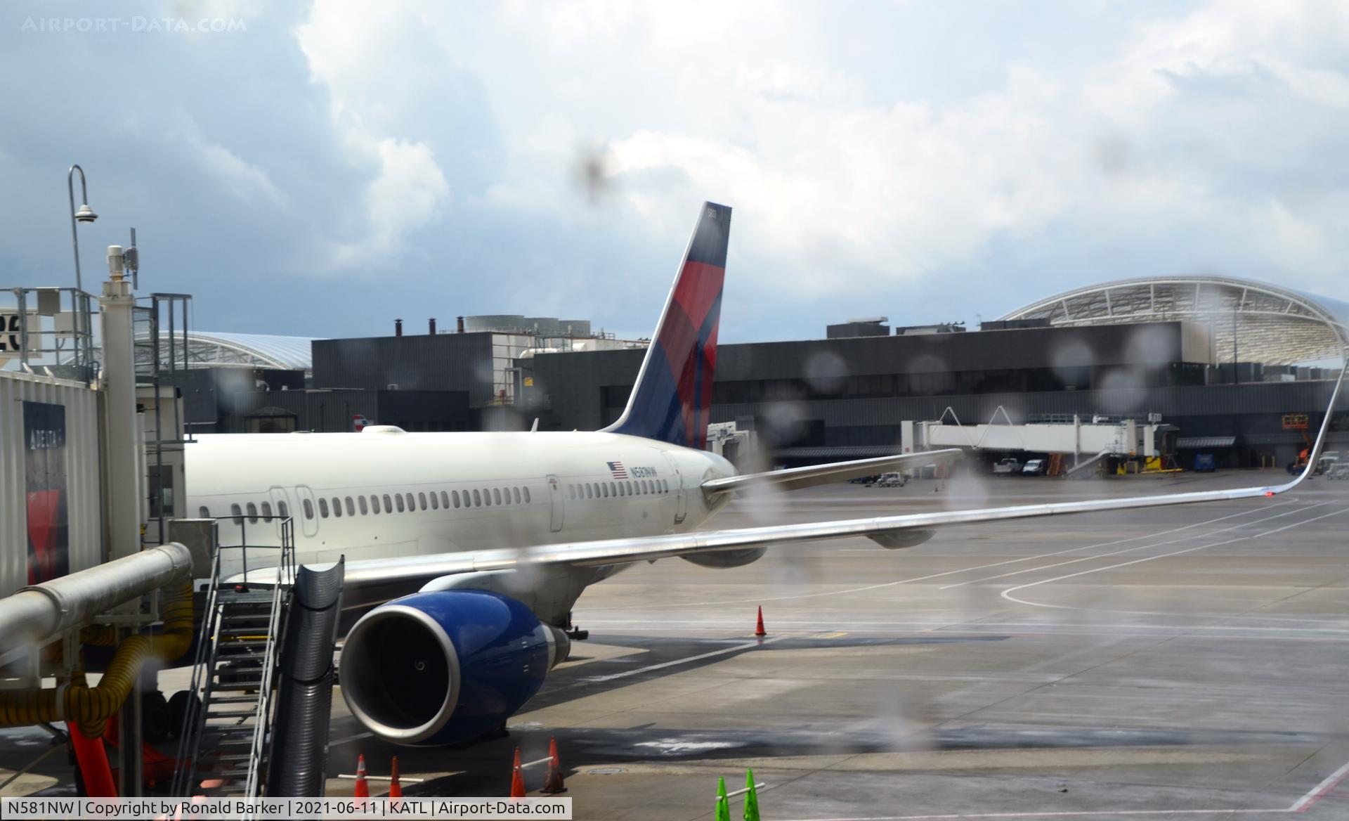 N581NW, 2002 Boeing 757-351 C/N 32982, At gate ATL