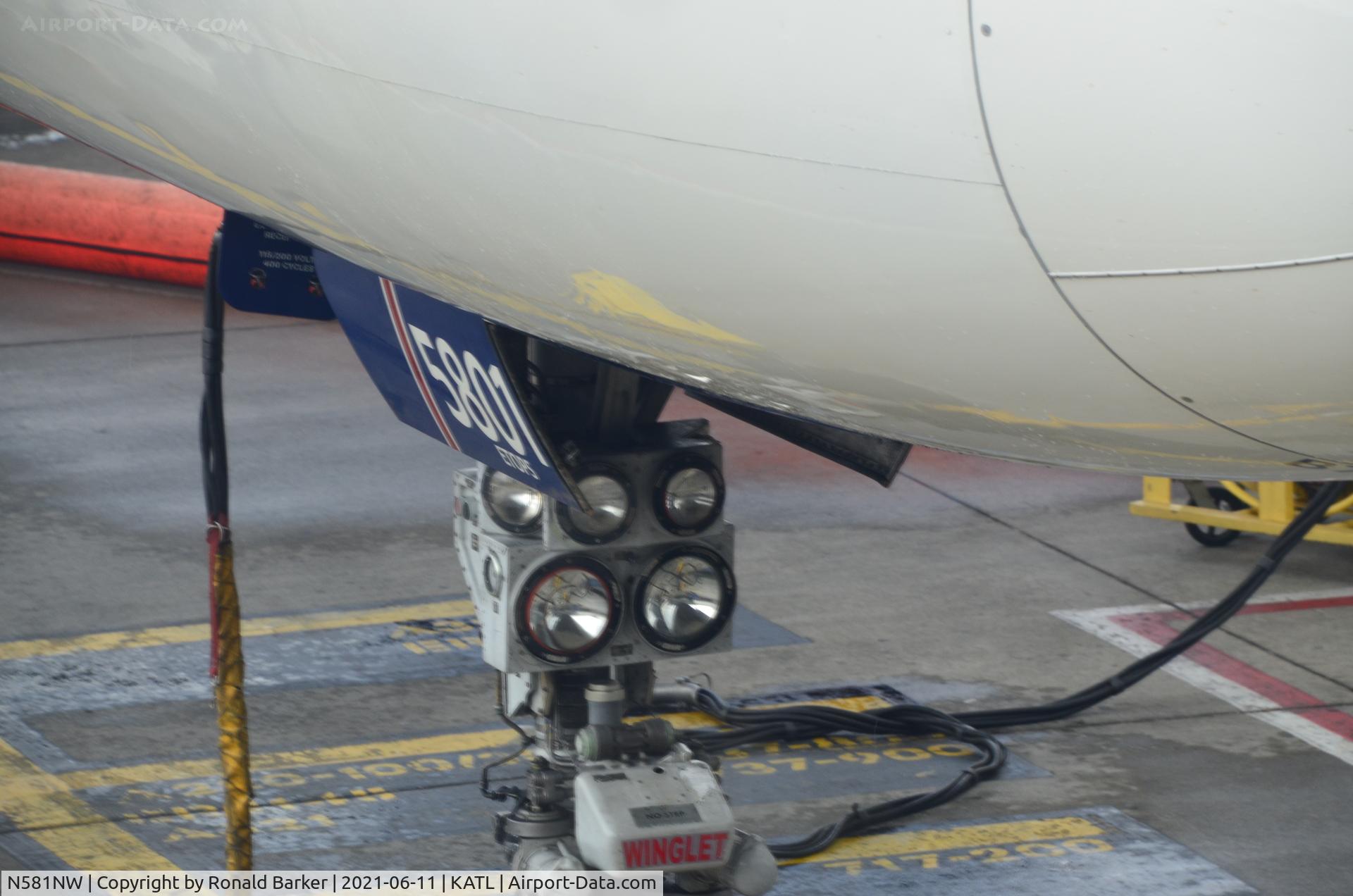 N581NW, 2002 Boeing 757-351 C/N 32982, Aircraft nose