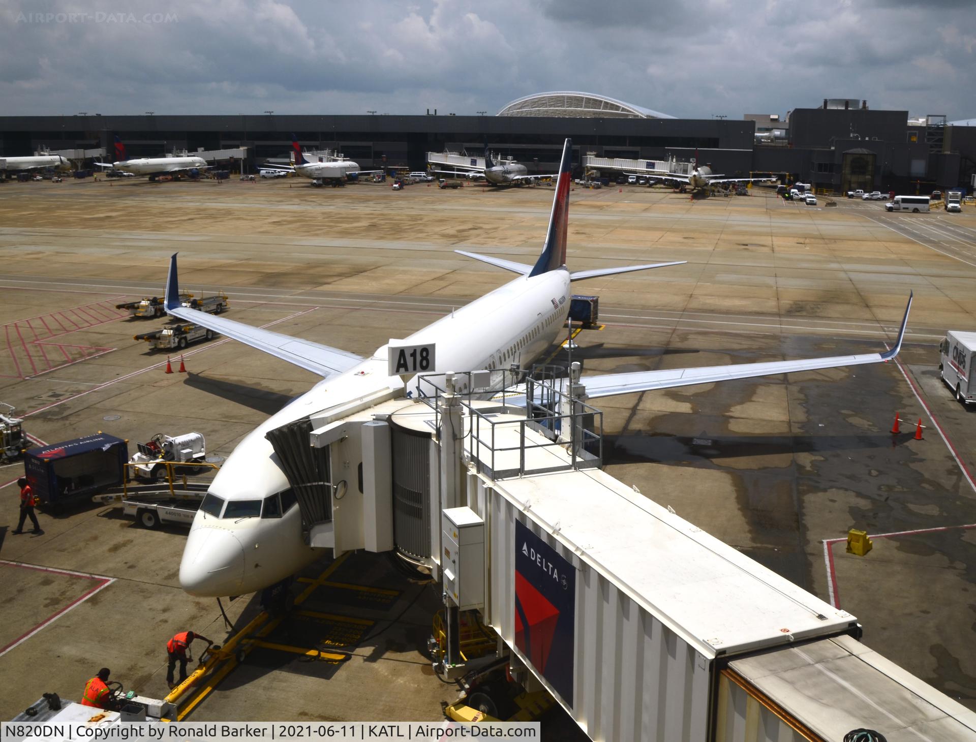 N820DN, 2014 Boeing 737-932/ER C/N 31931, Gate A18 ATL