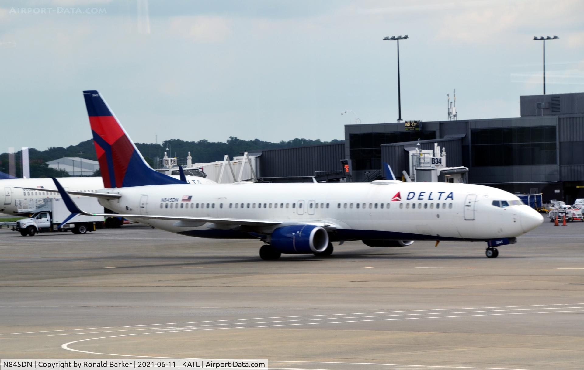 N845DN, 2015 Boeing 737-932/ER C/N 31956, Taxi ATL