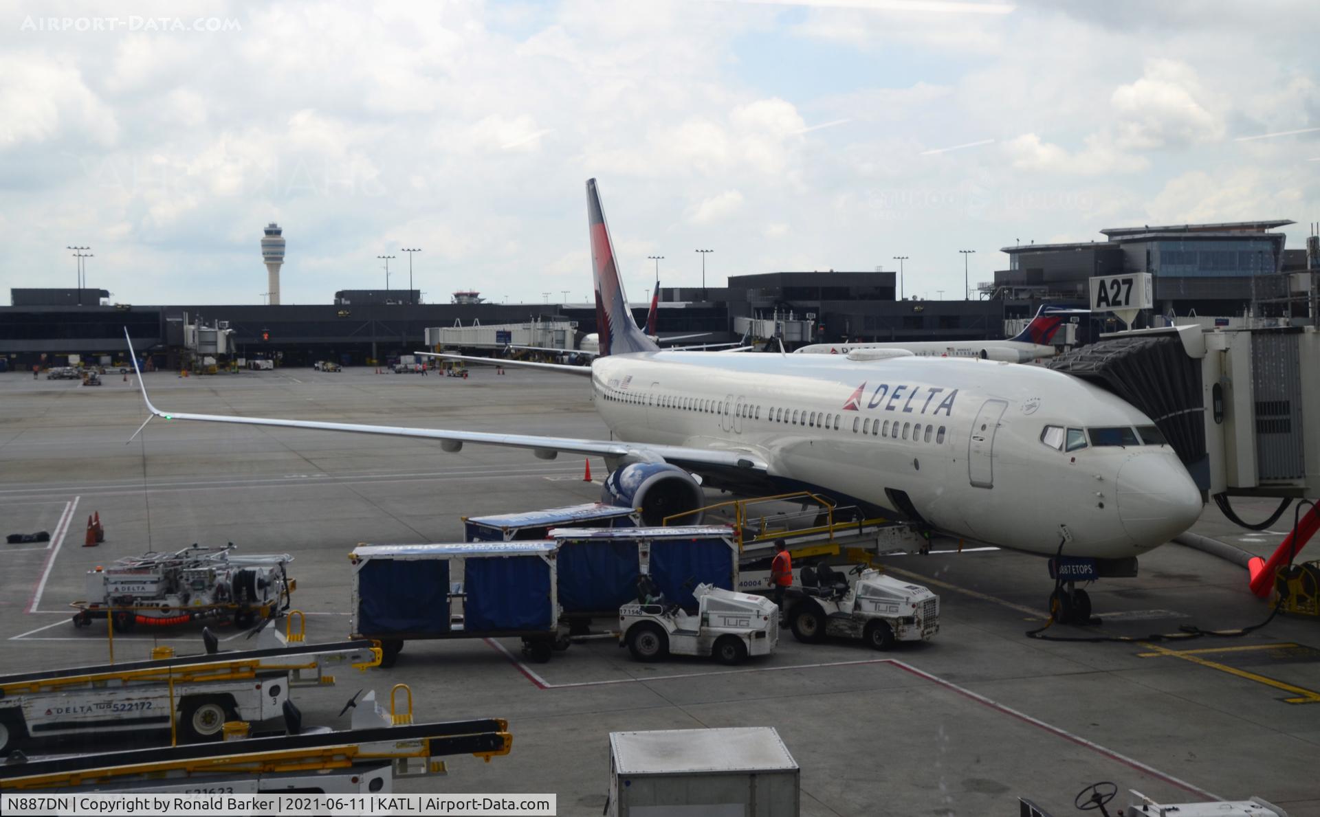 N887DN, 2017 Boeing 737-932/ER C/N 31997, Gate A27 ATL