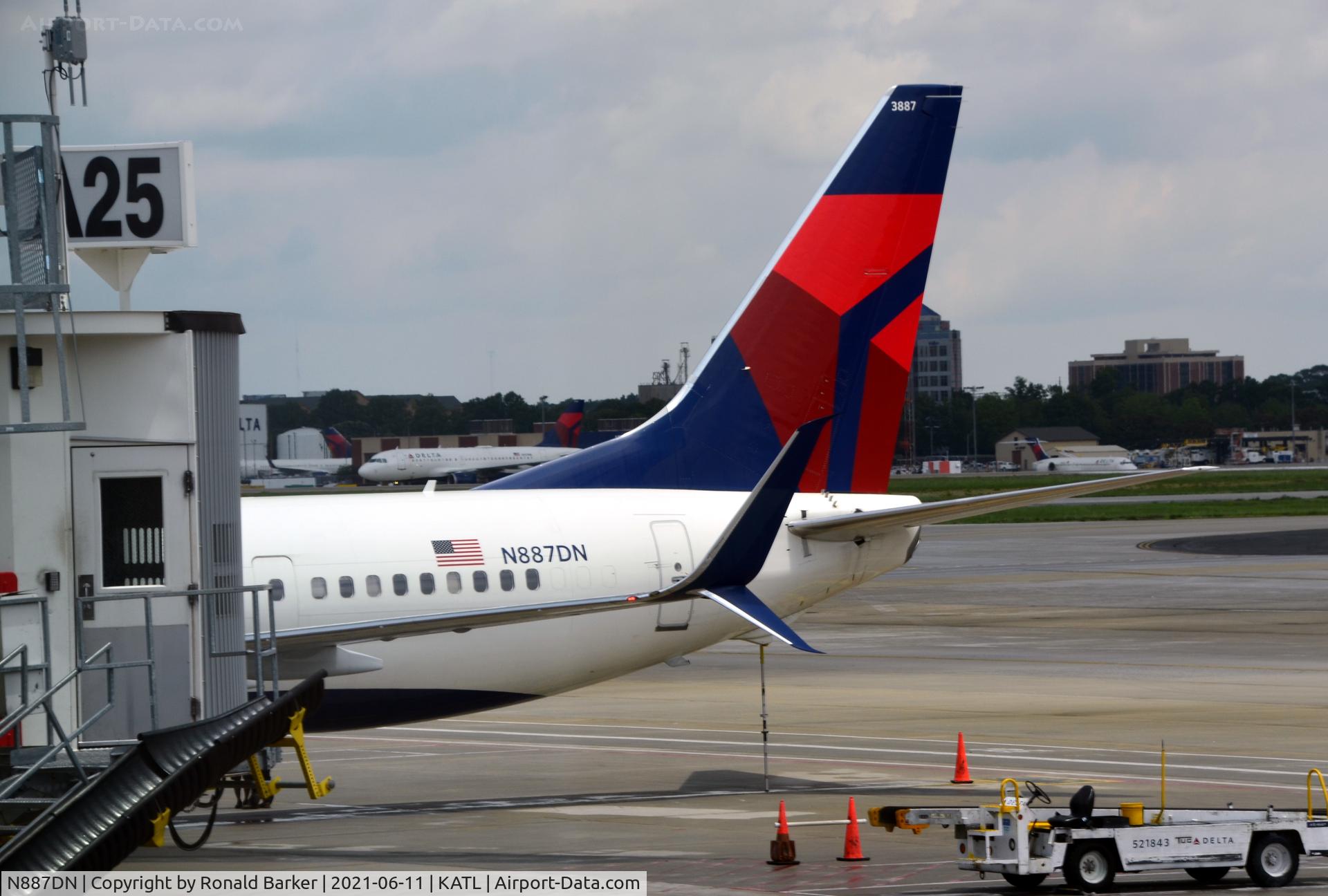 N887DN, 2017 Boeing 737-932/ER C/N 31997, Gate A27 ATL