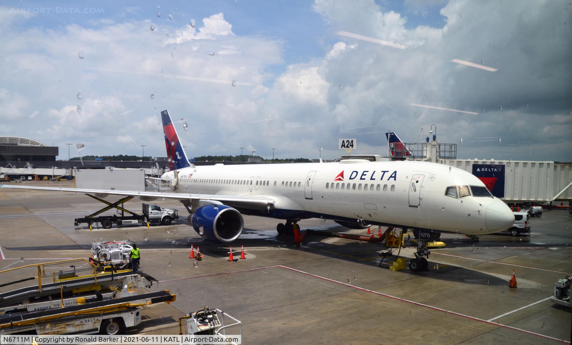 N6711M, 2000 Boeing 757-232 C/N 30483, Gate A34 ATL
