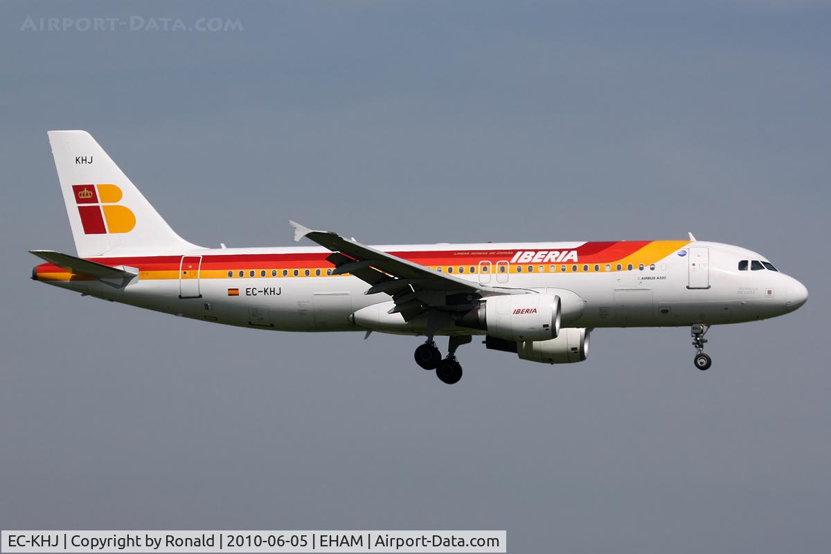 EC-KHJ, 2004 Airbus A320-214 C/N 2347, at spl