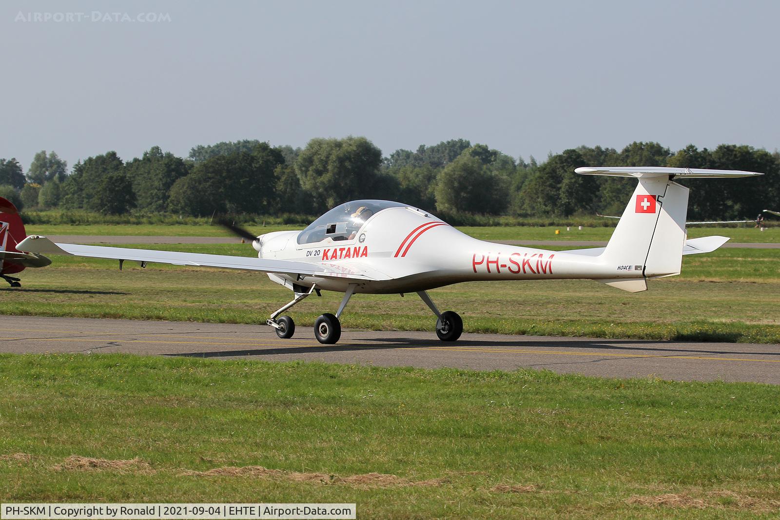 PH-SKM, 1994 HOAC DV-20 Katana C/N 20074, at teuge