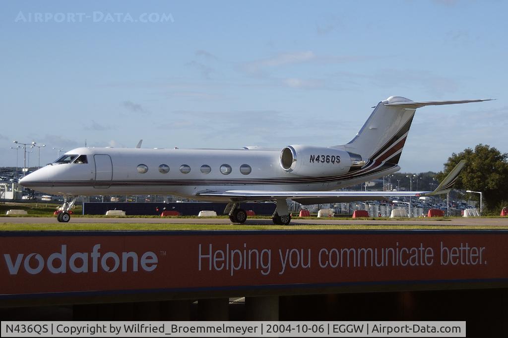 N436QS, 2001 Gulfstream Aerospace G-IV C/N 1436, Taxiing out to Runway 26.
