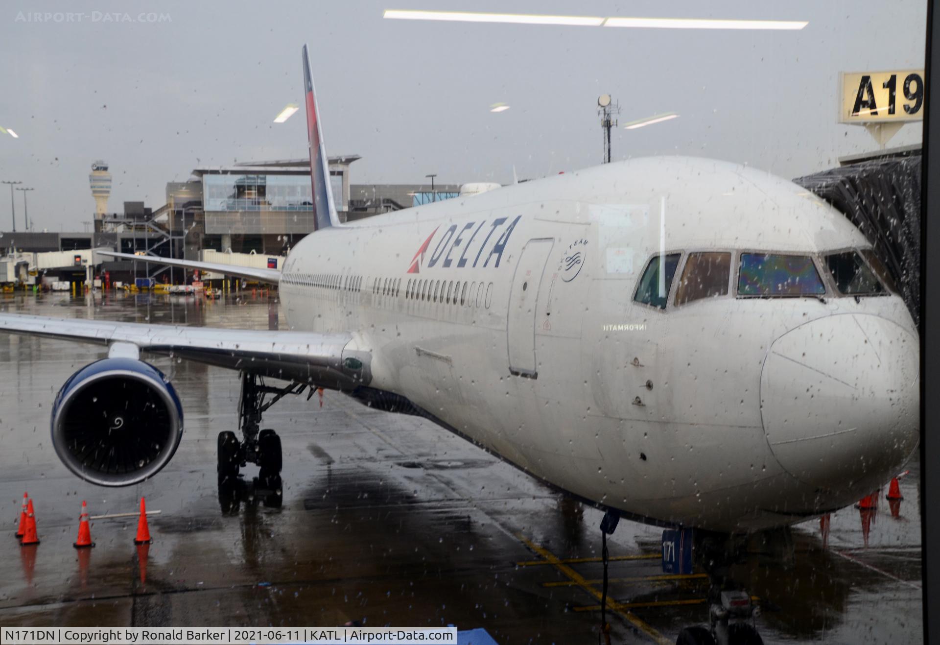 N171DN, 1990 Boeing 767-332 C/N 24759, Gate A19 Atlanta