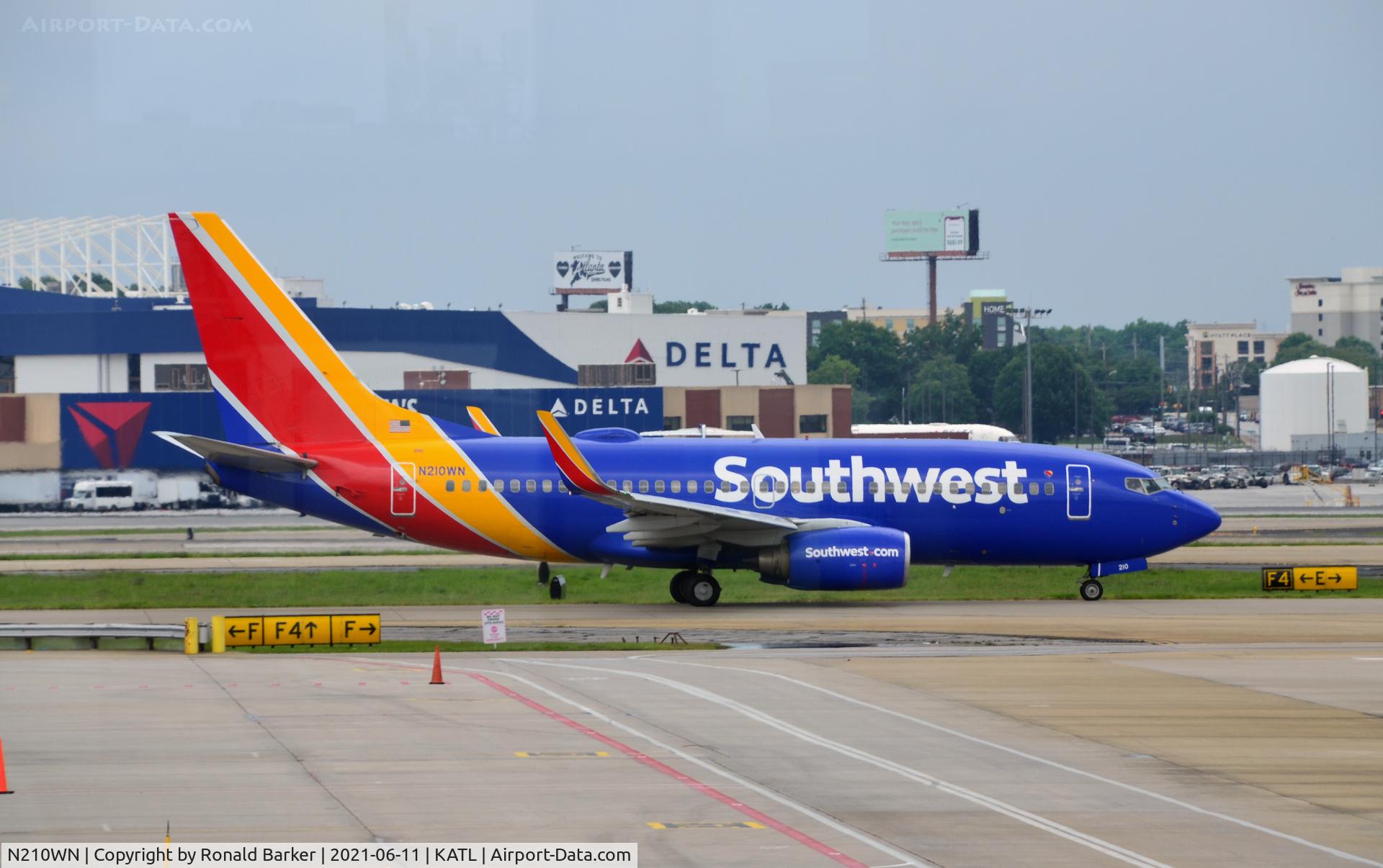 N210WN, 2005 Boeing 737-7H4 C/N 34162, Taxi Atlanta